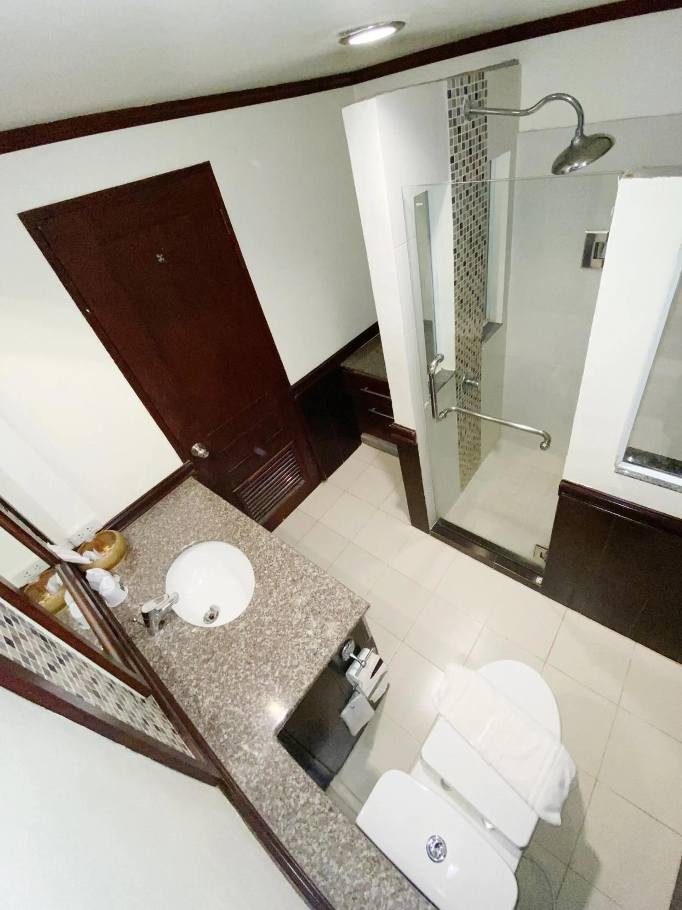 Shower in Arawan Riverside Hotel