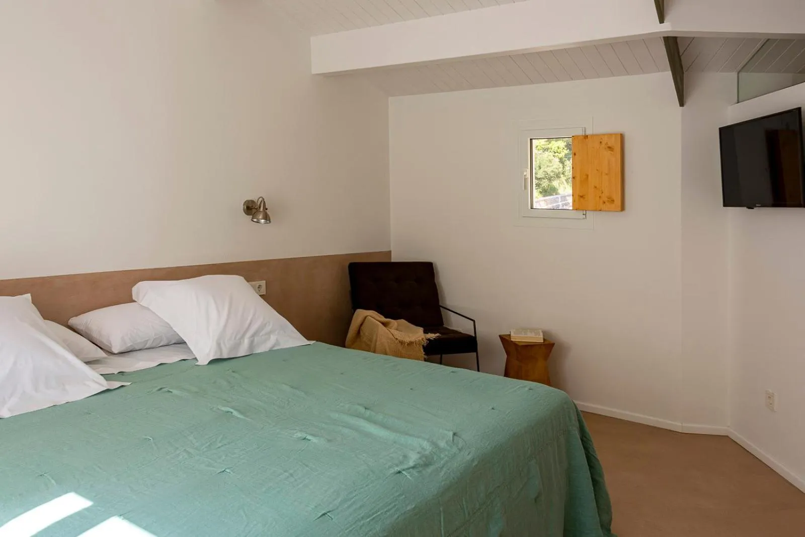 Photo of the whole room, Bed in Noualt