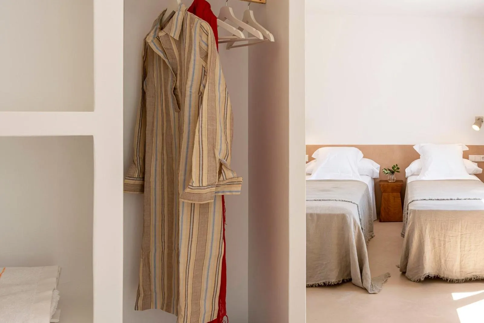 Photo of the whole room, Bed in Noualt