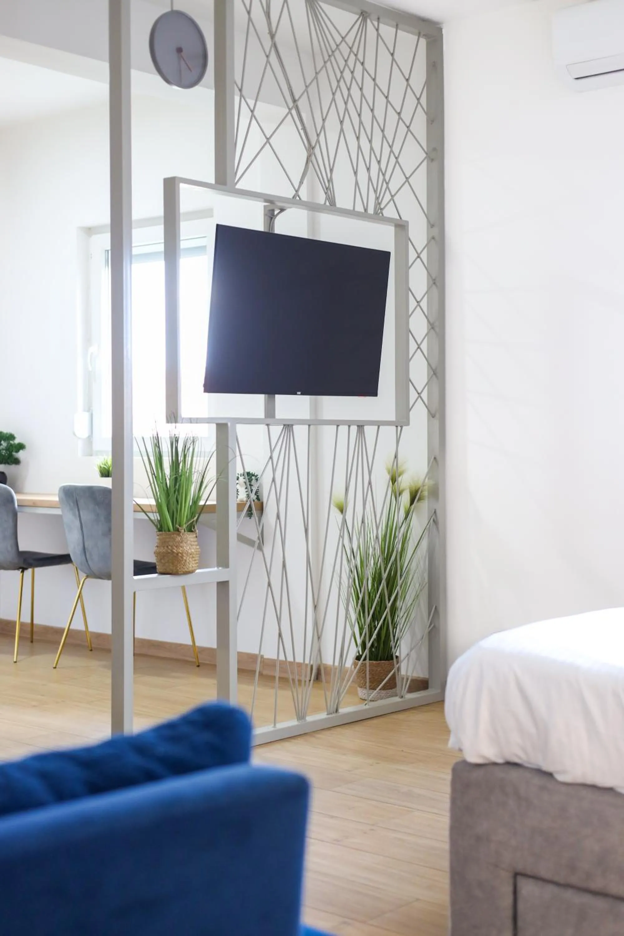 Communal lounge/ TV room in Airport Stay Apartments