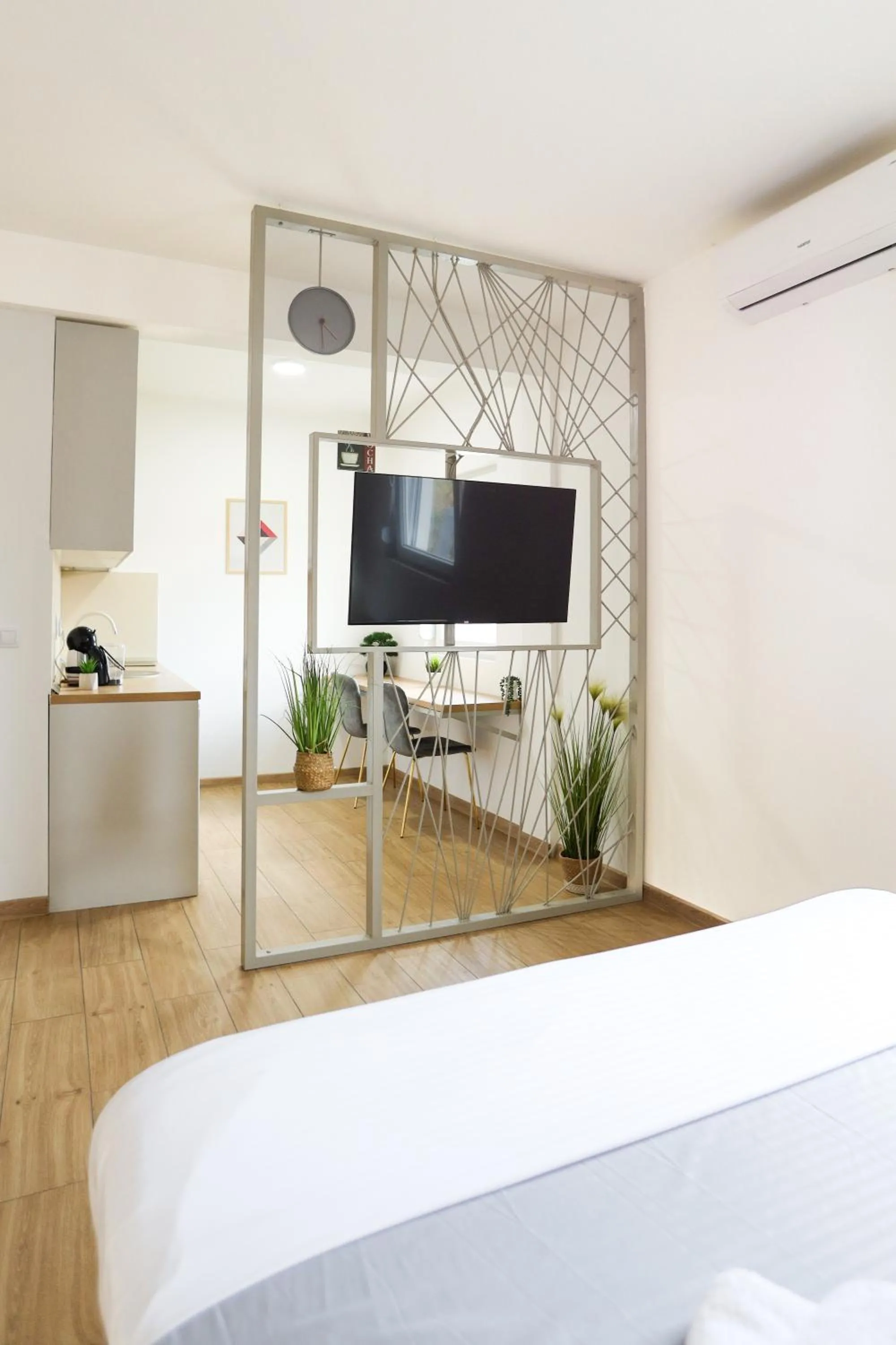 Communal lounge/ TV room, Bed in Airport Stay Apartments