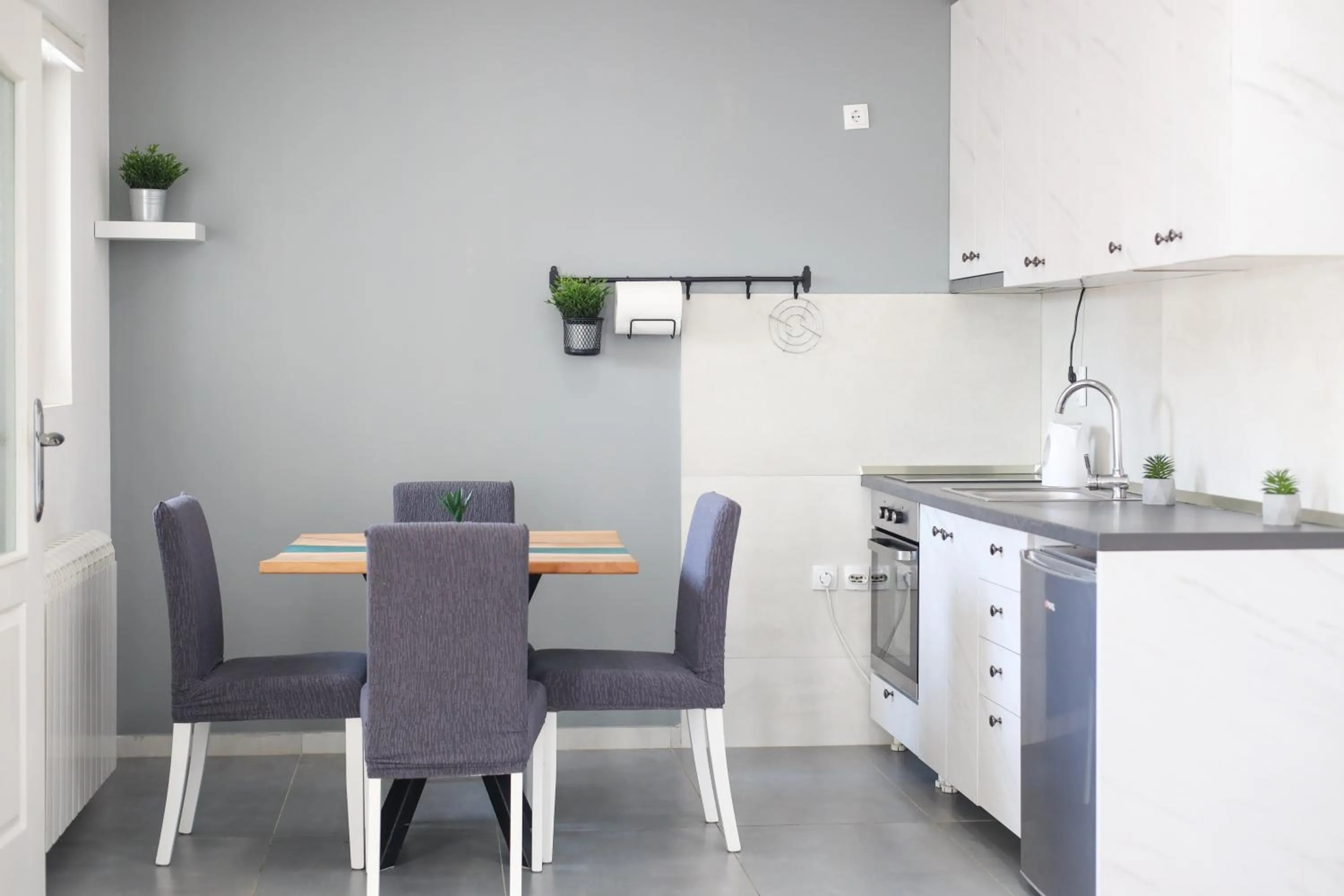 Kitchen or kitchenette in Airport Stay Apartments