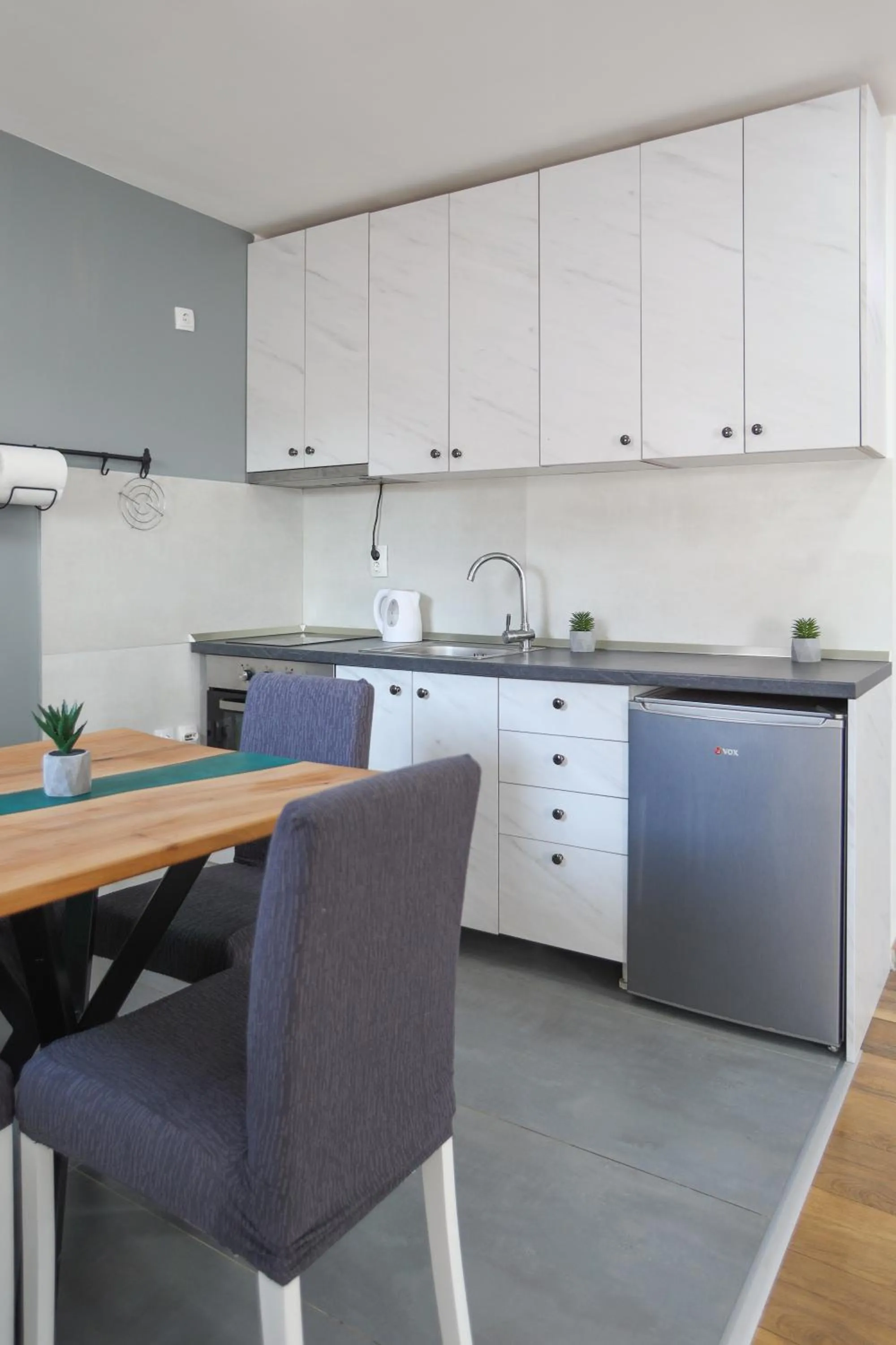 Kitchen or kitchenette in Airport Stay Apartments