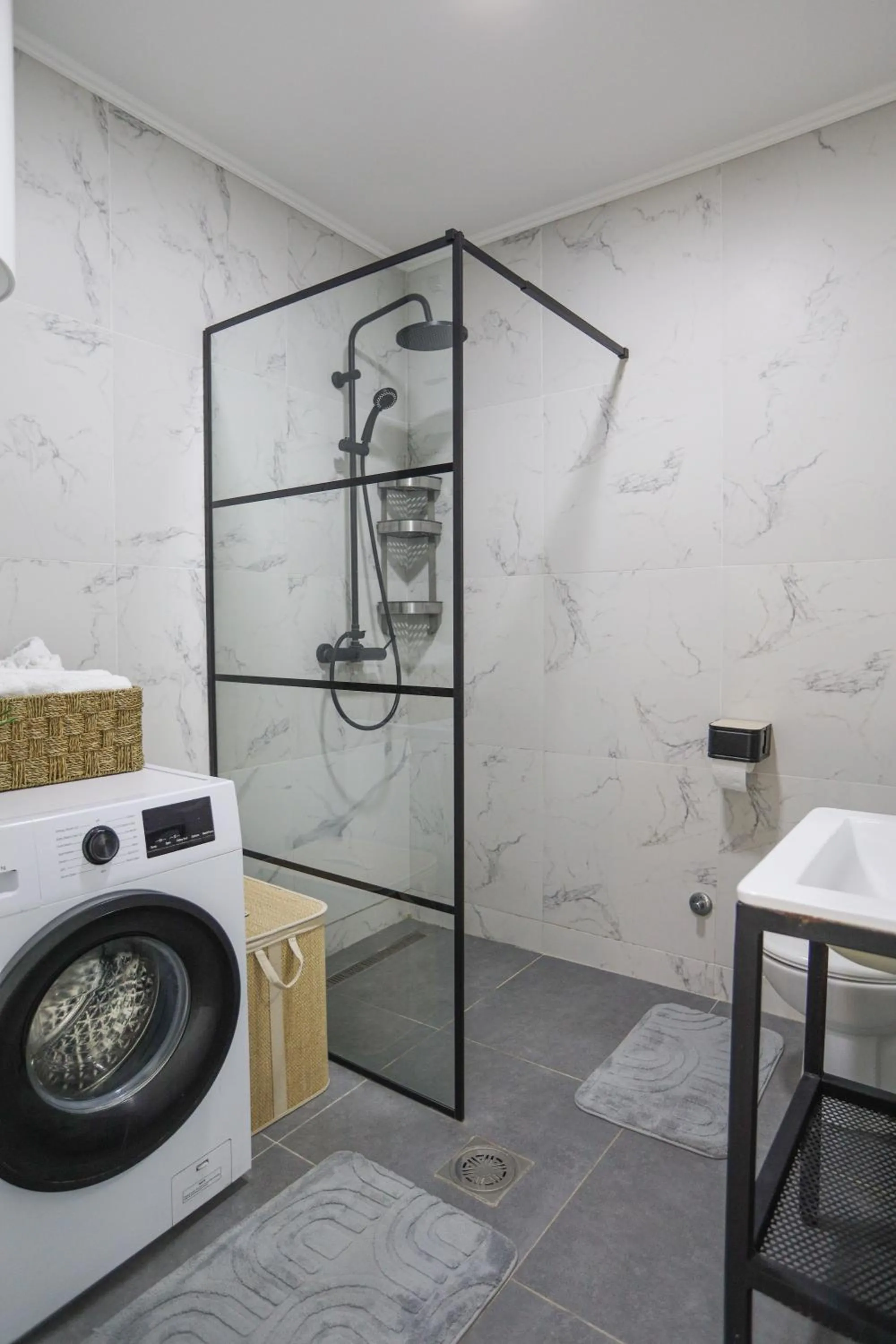 washing machine in Airport Stay Apartments