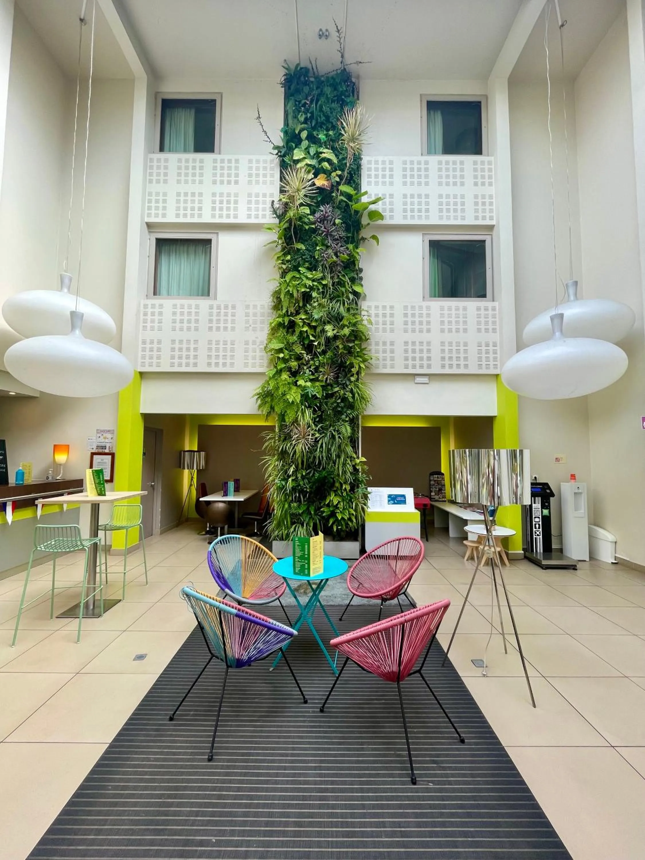 Lobby or reception in ibis Styles Bordeaux Aéroport
