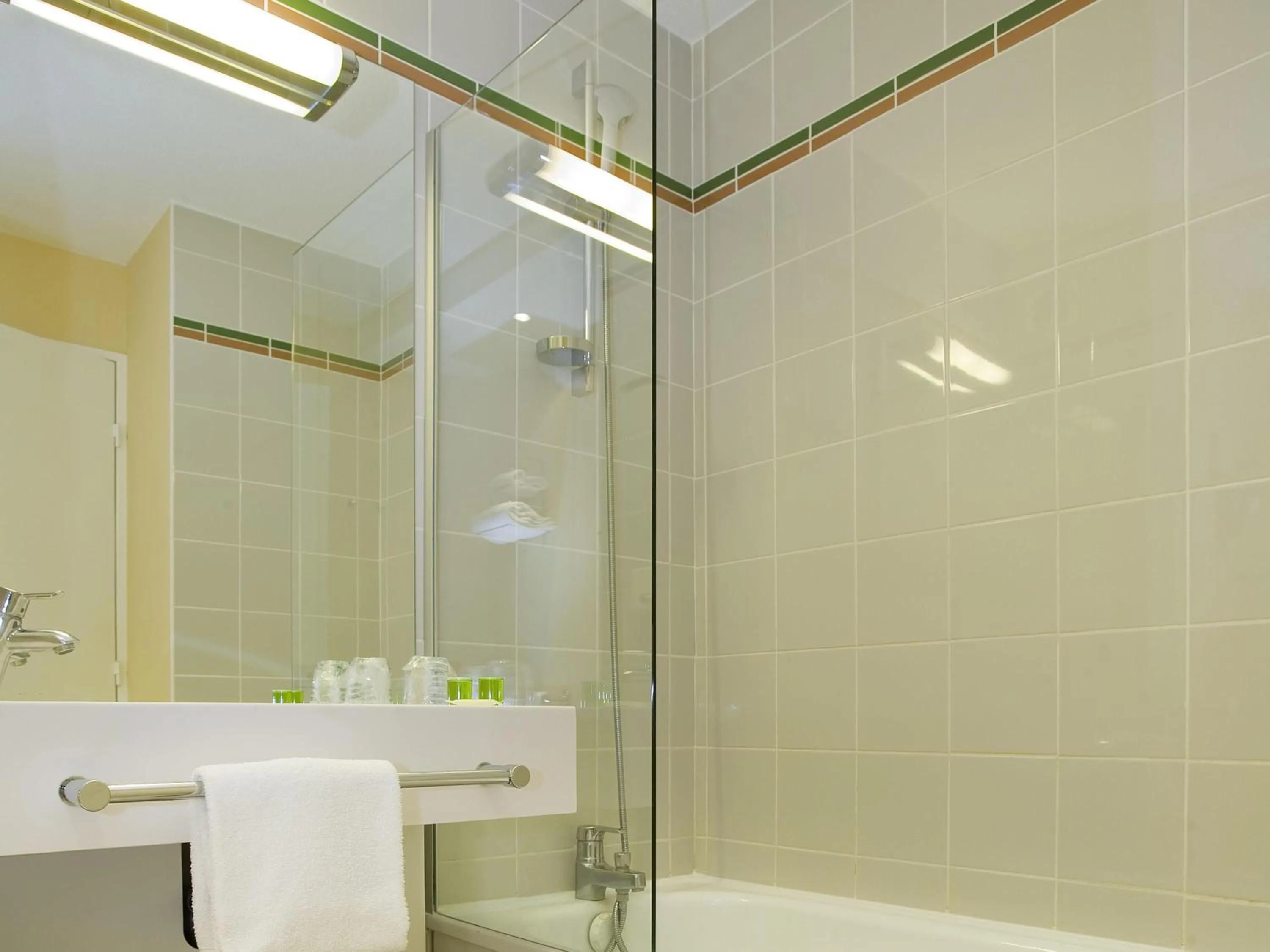 Bedroom in ibis Styles Bordeaux Aéroport