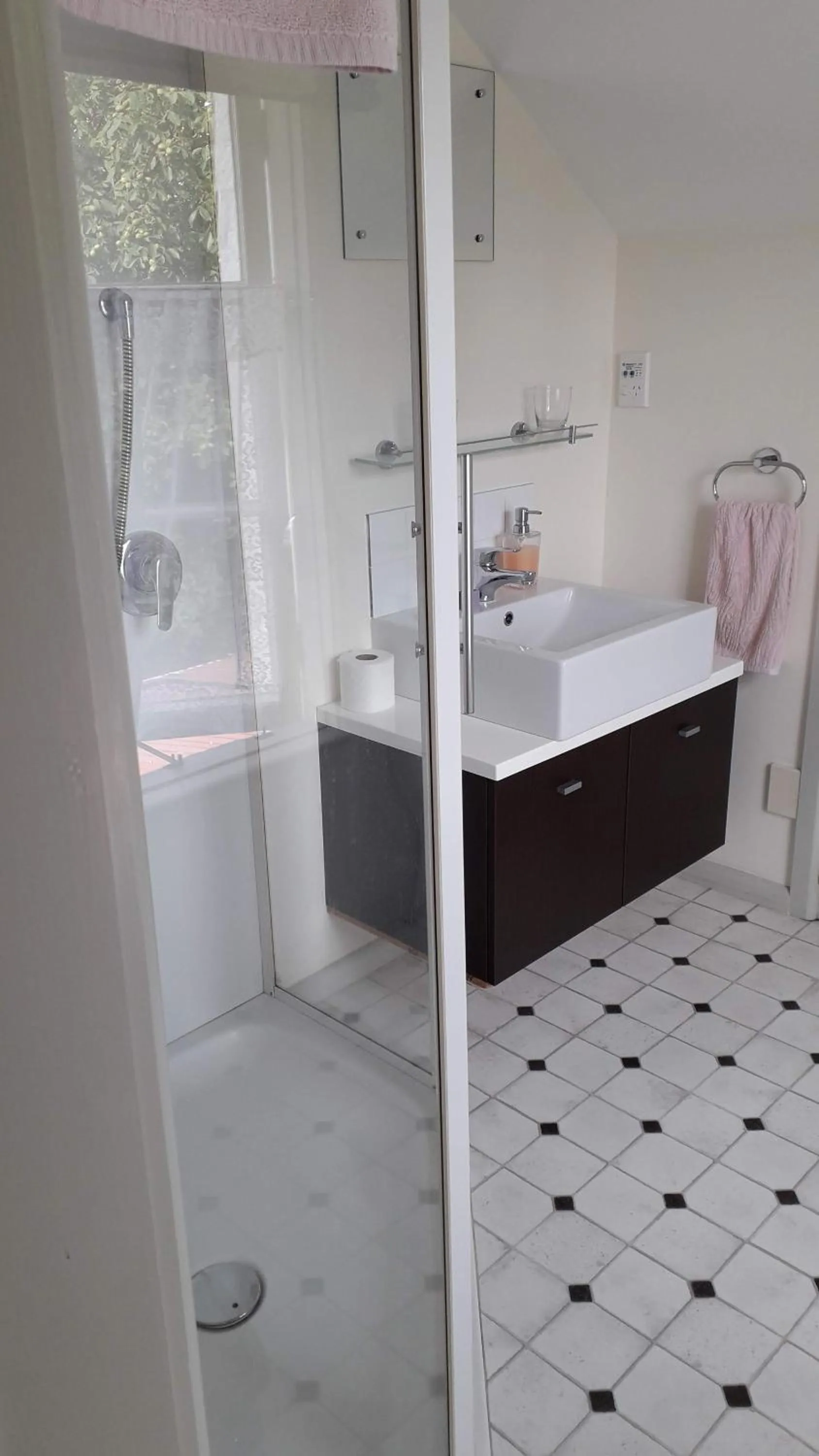 Shower in Western House B&B Kurow