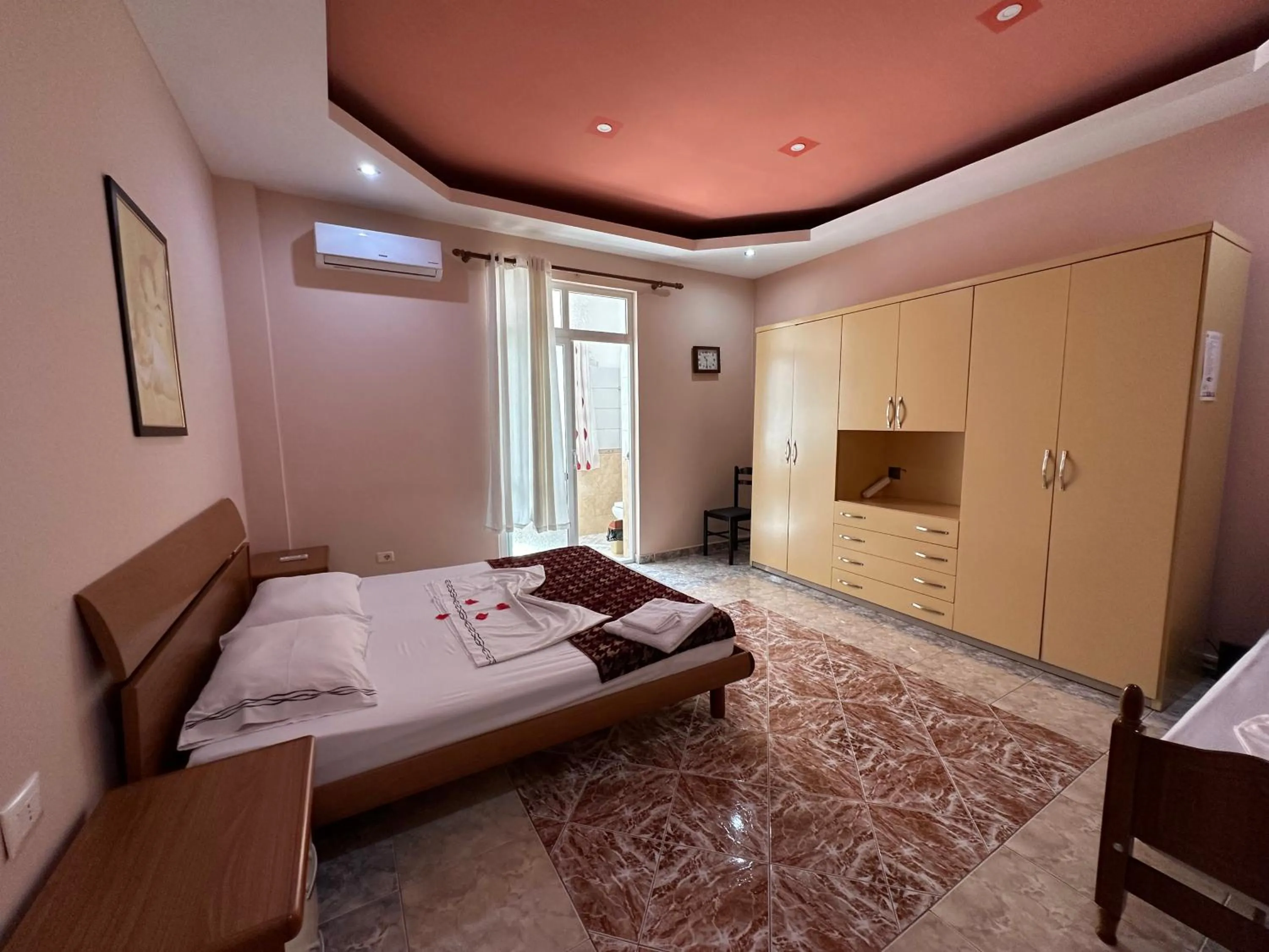 VIP, Bed in Chicago hotel