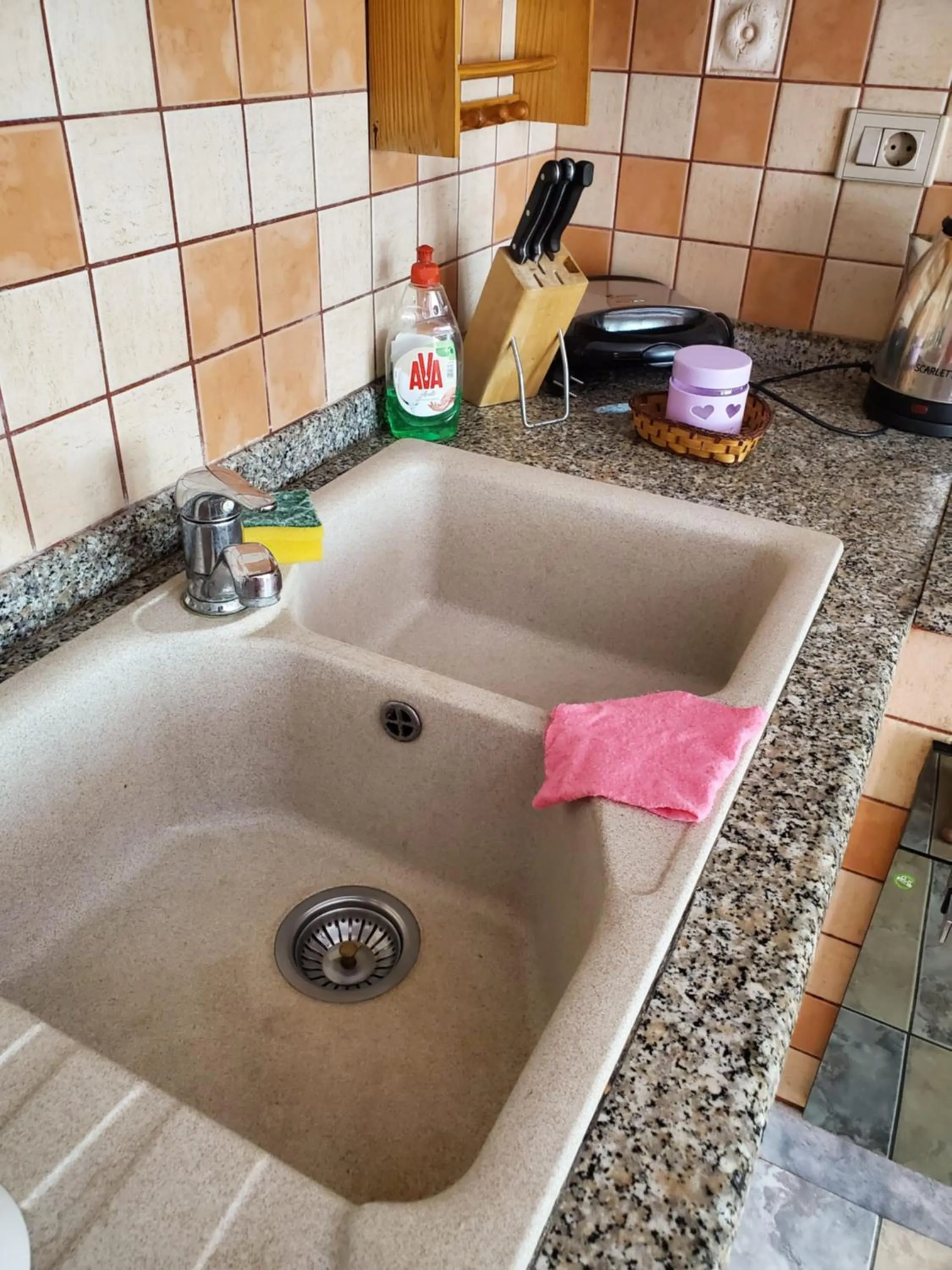 Communal kitchen in Chicago hotel