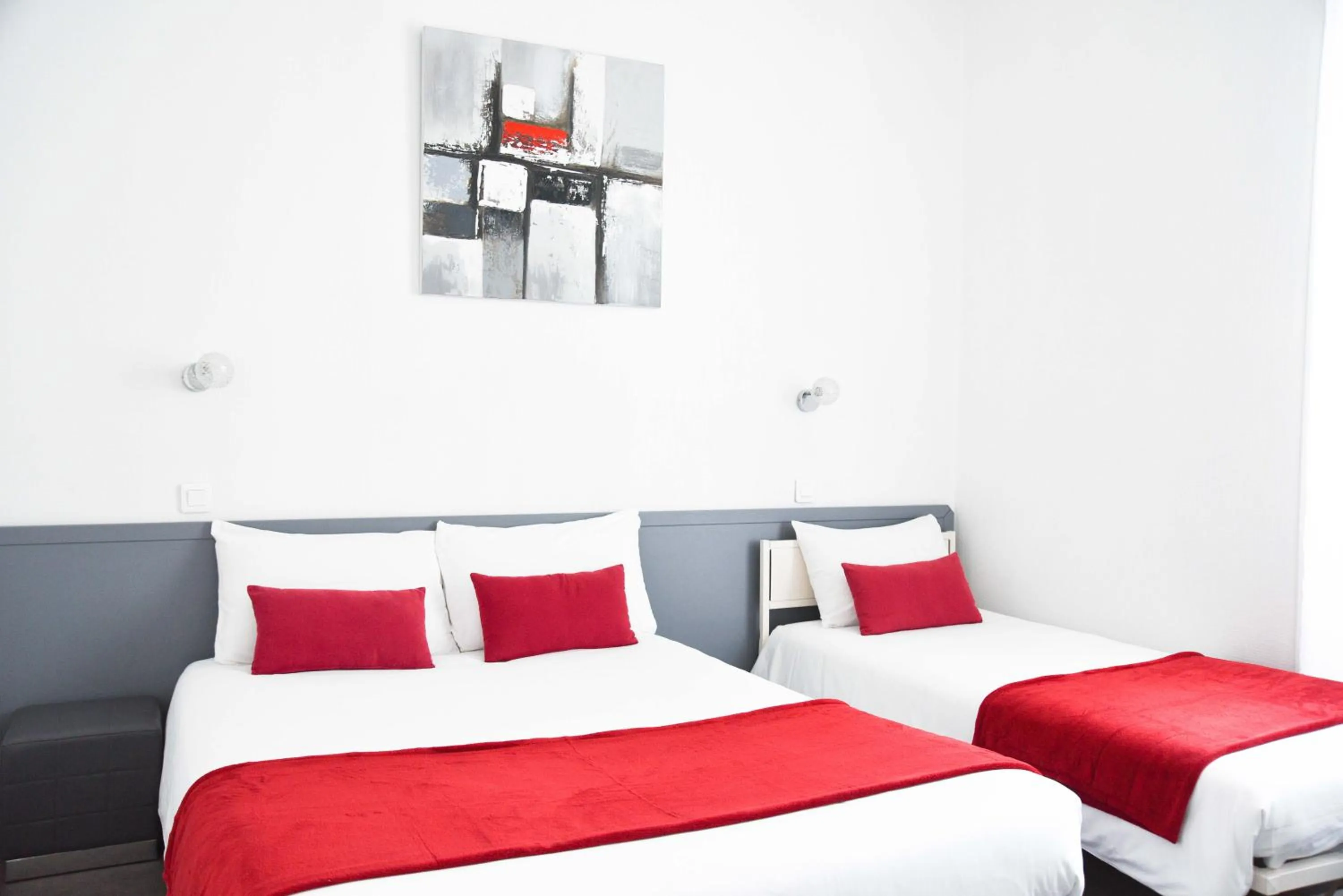 Bed in Cit'Hôtel l'Europe - Cholet Gare