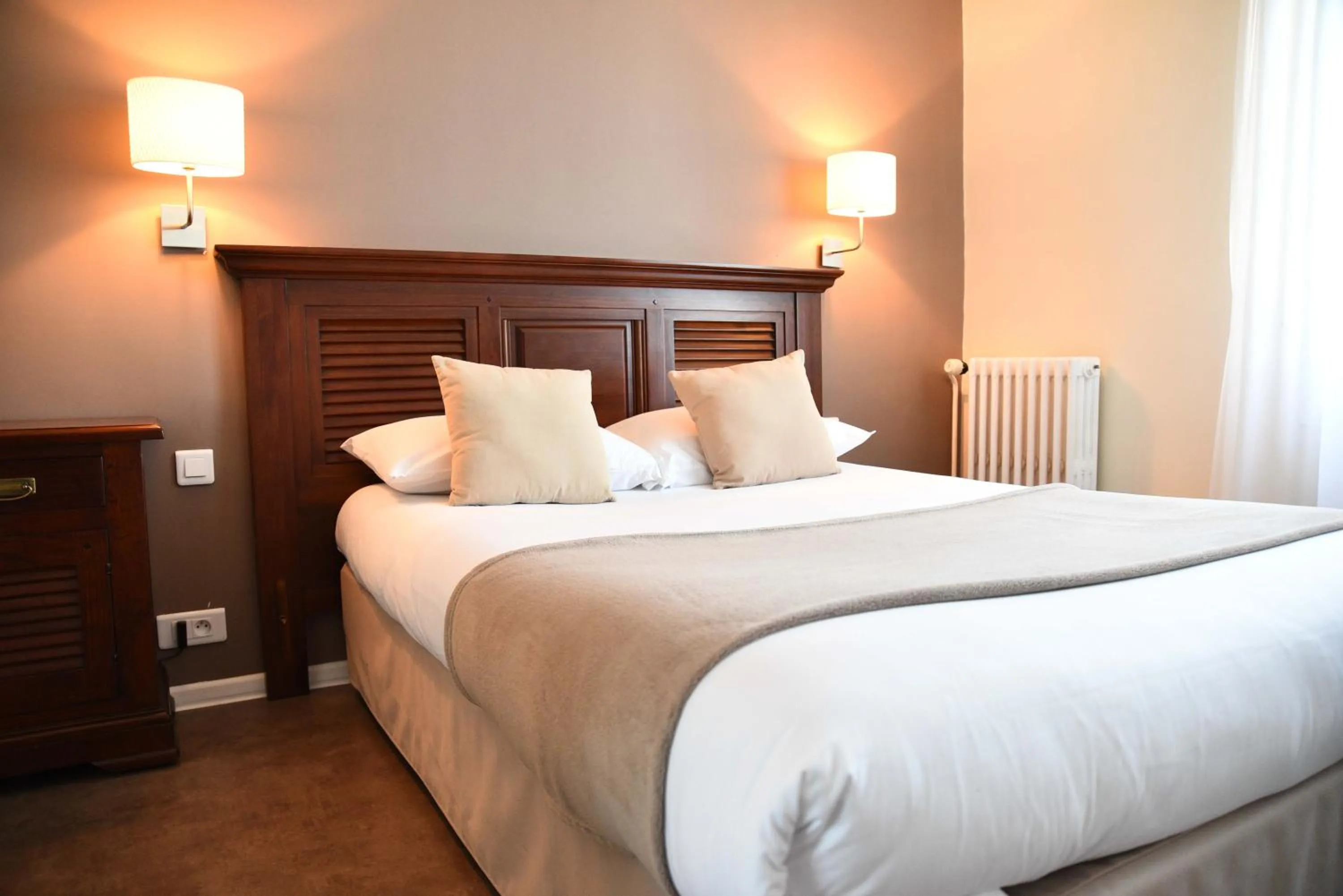 Bed in Cit'Hôtel l'Europe - Cholet Gare