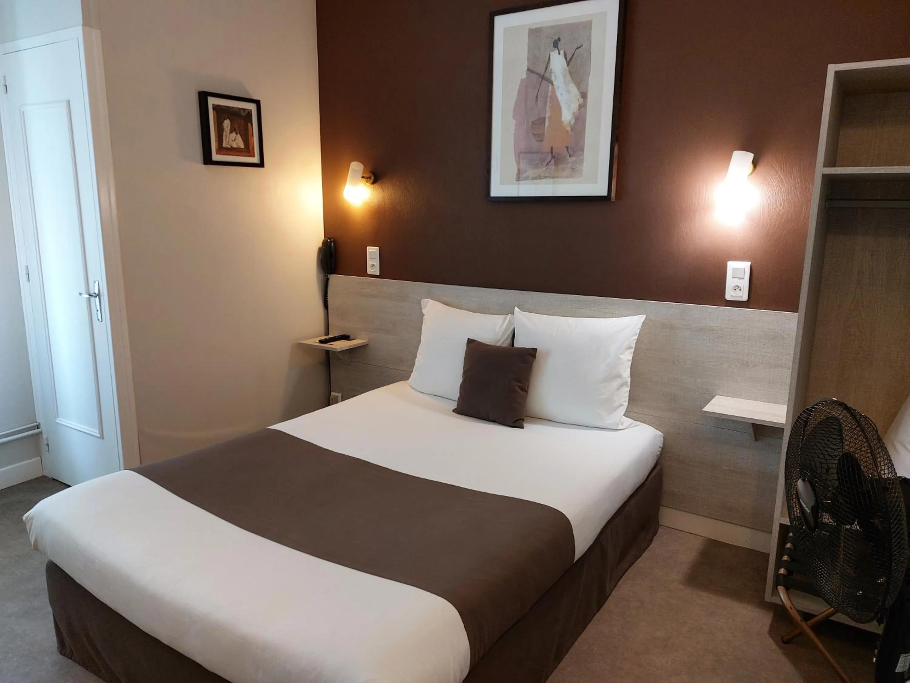 Bed in Cit'Hôtel l'Europe - Cholet Gare