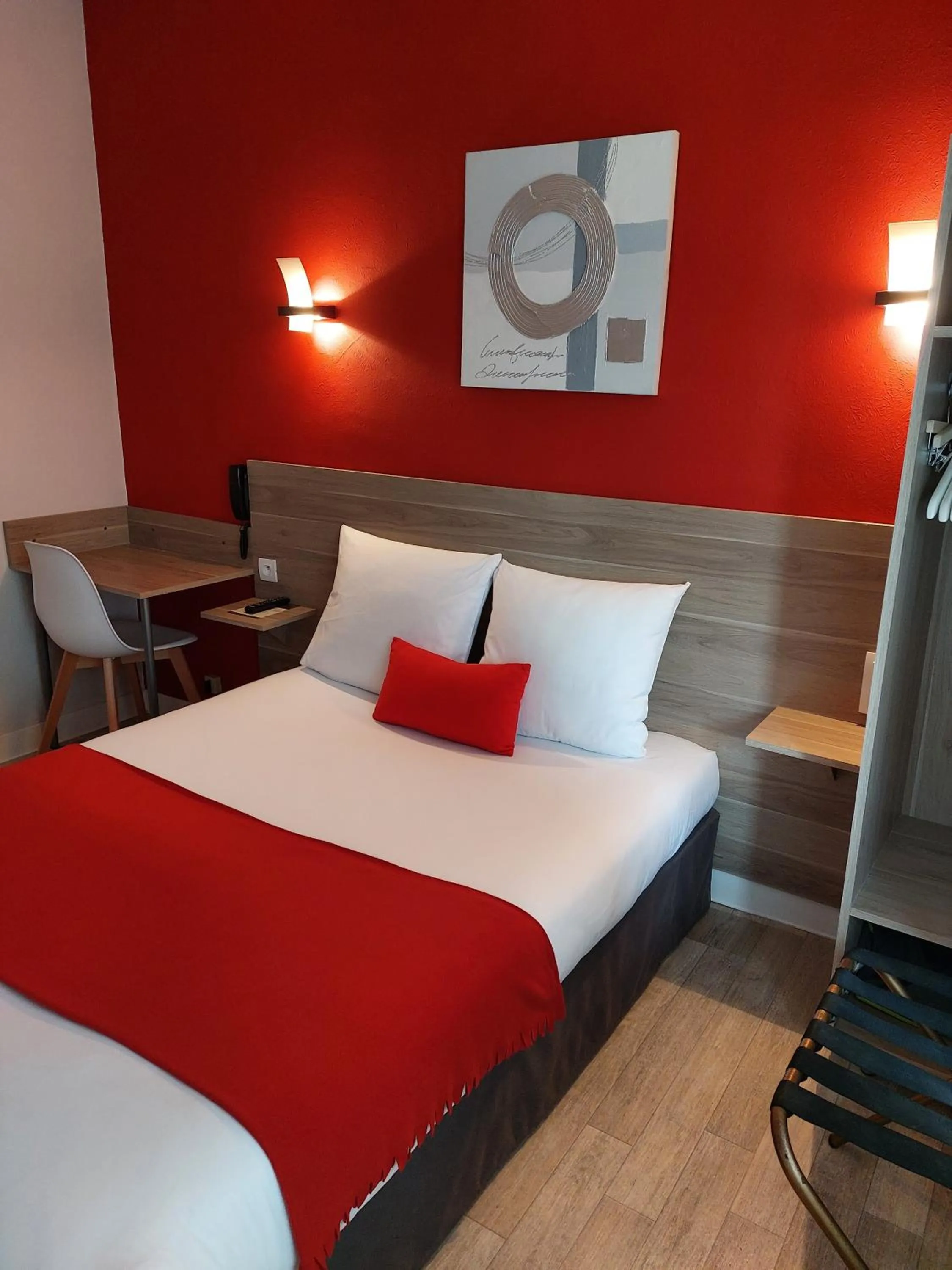 Bed in Cit'Hôtel l'Europe - Cholet Gare