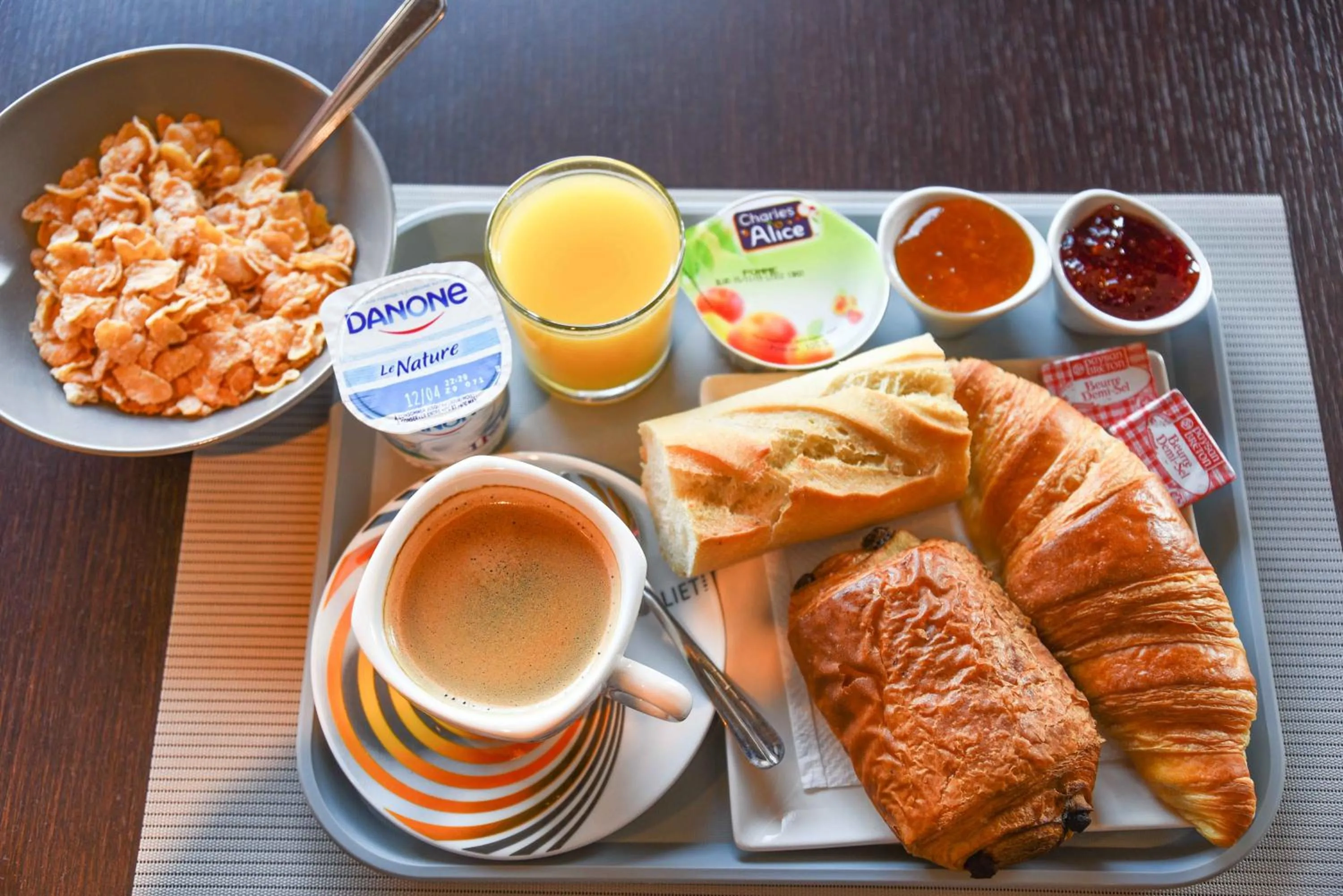 Continental breakfast in Cit'Hôtel l'Europe - Cholet Gare