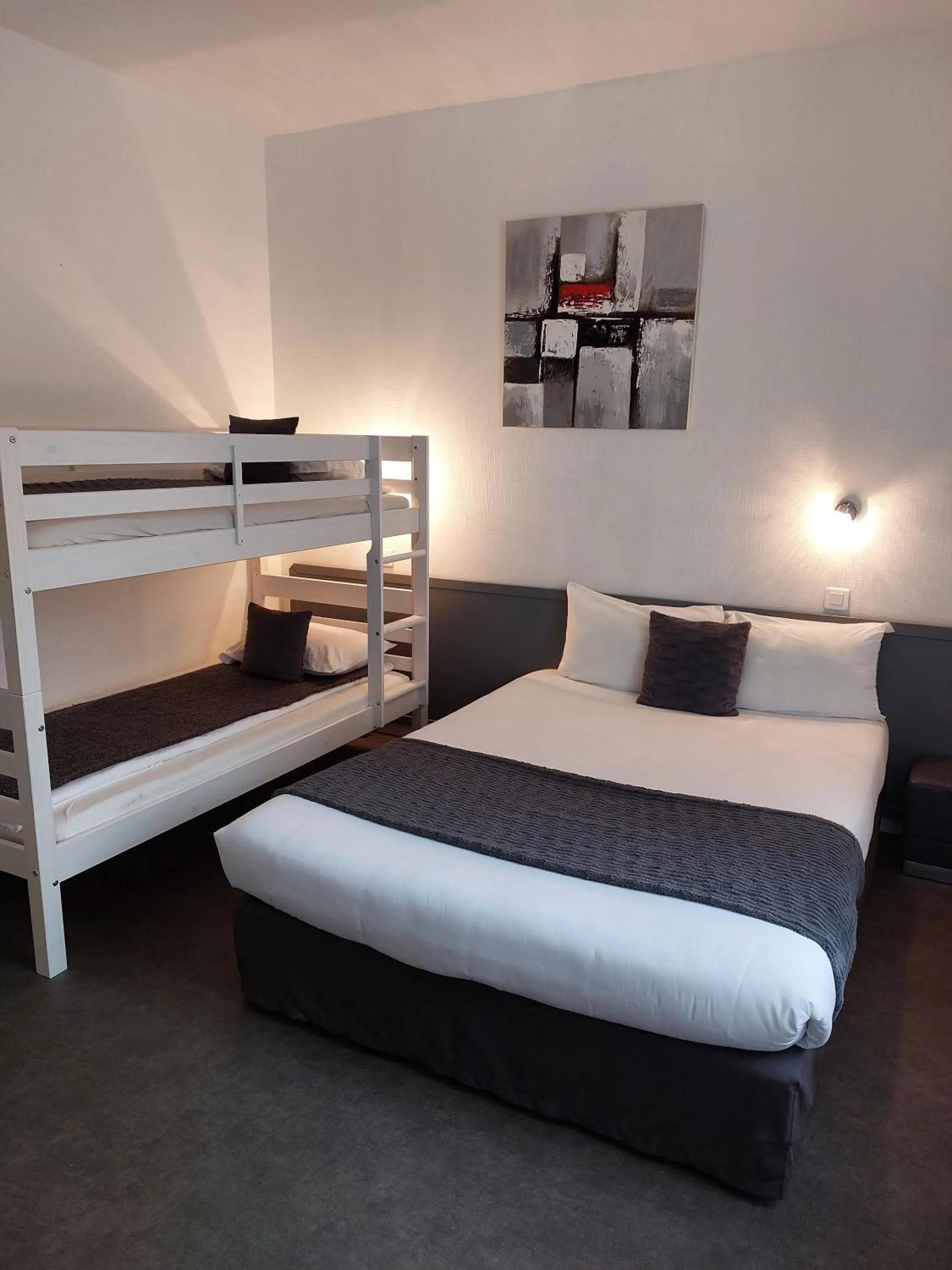 Bed in Cit'Hôtel l'Europe - Cholet Gare