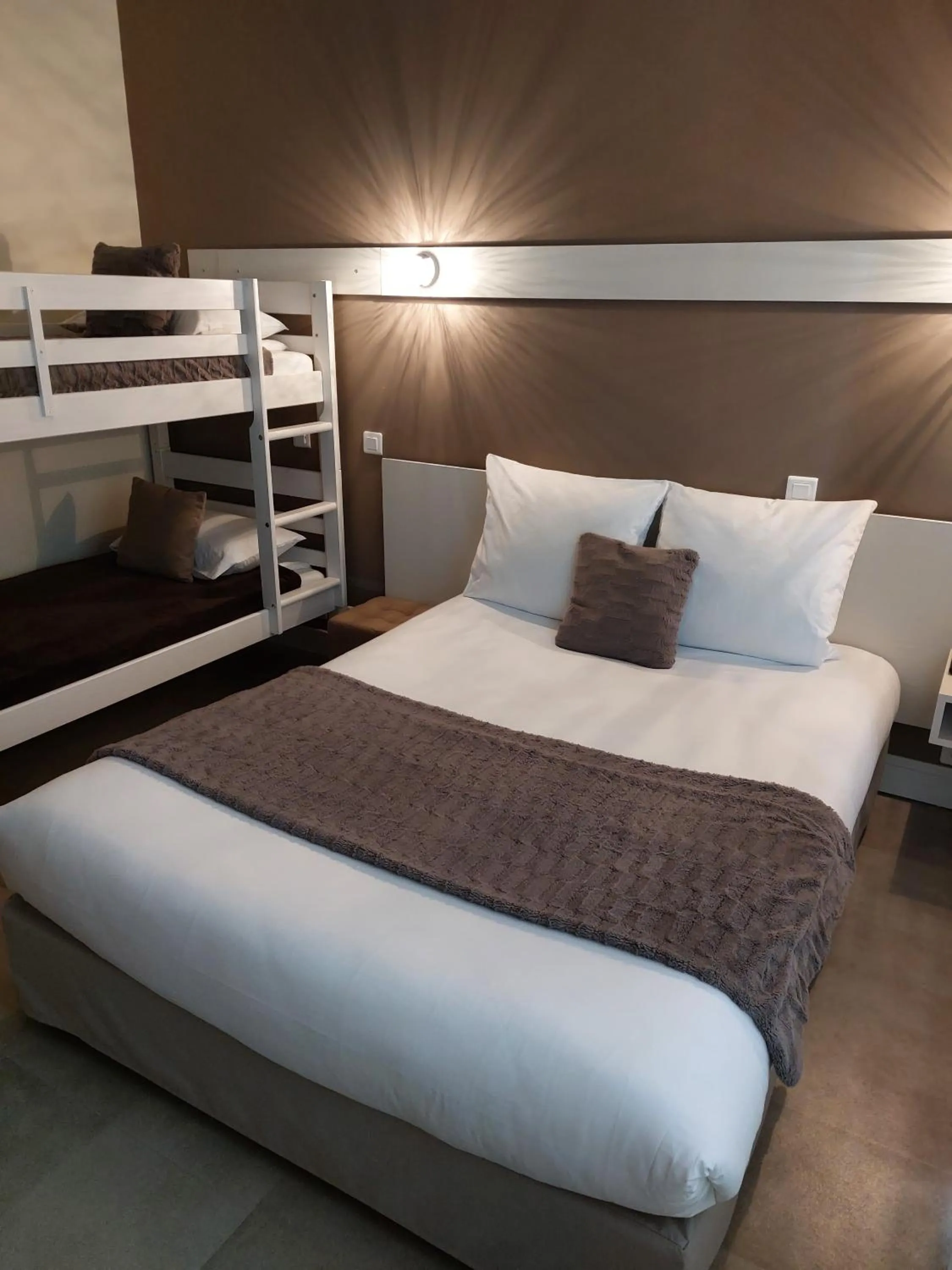 Bed in Cit'Hôtel l'Europe - Cholet Gare