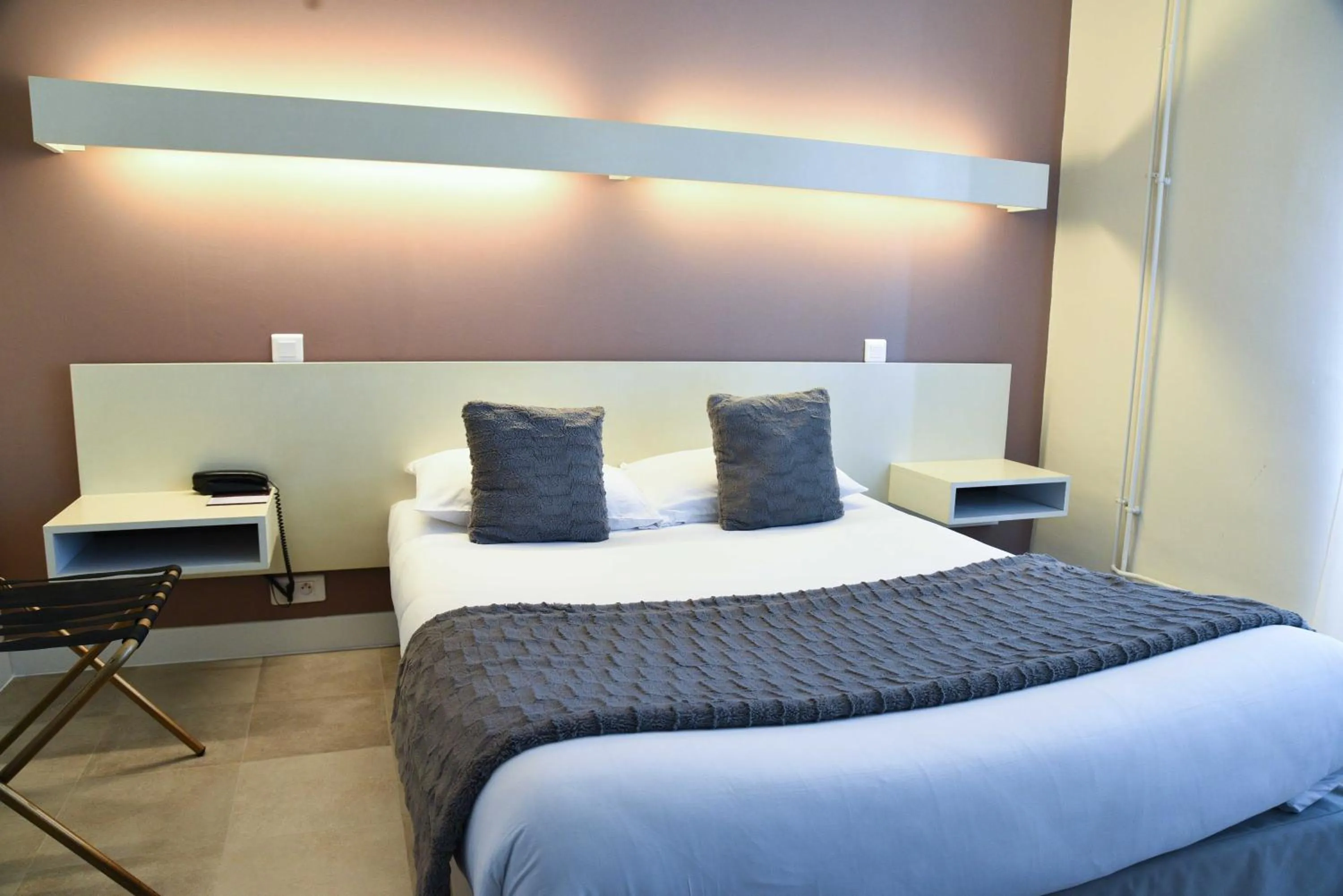 Bed in Cit'Hôtel l'Europe - Cholet Gare