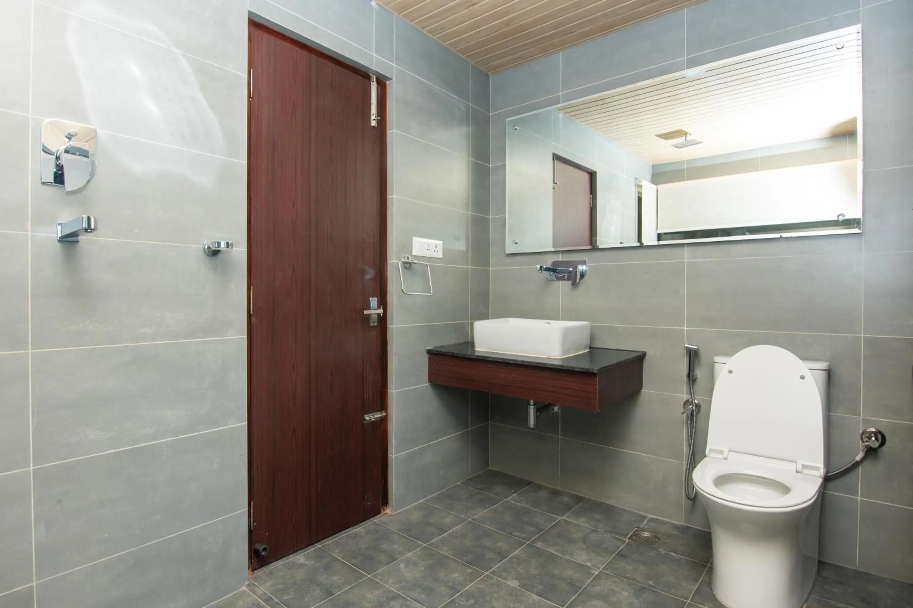 Shower in Peaceful Cottage & Cafe Du Mont