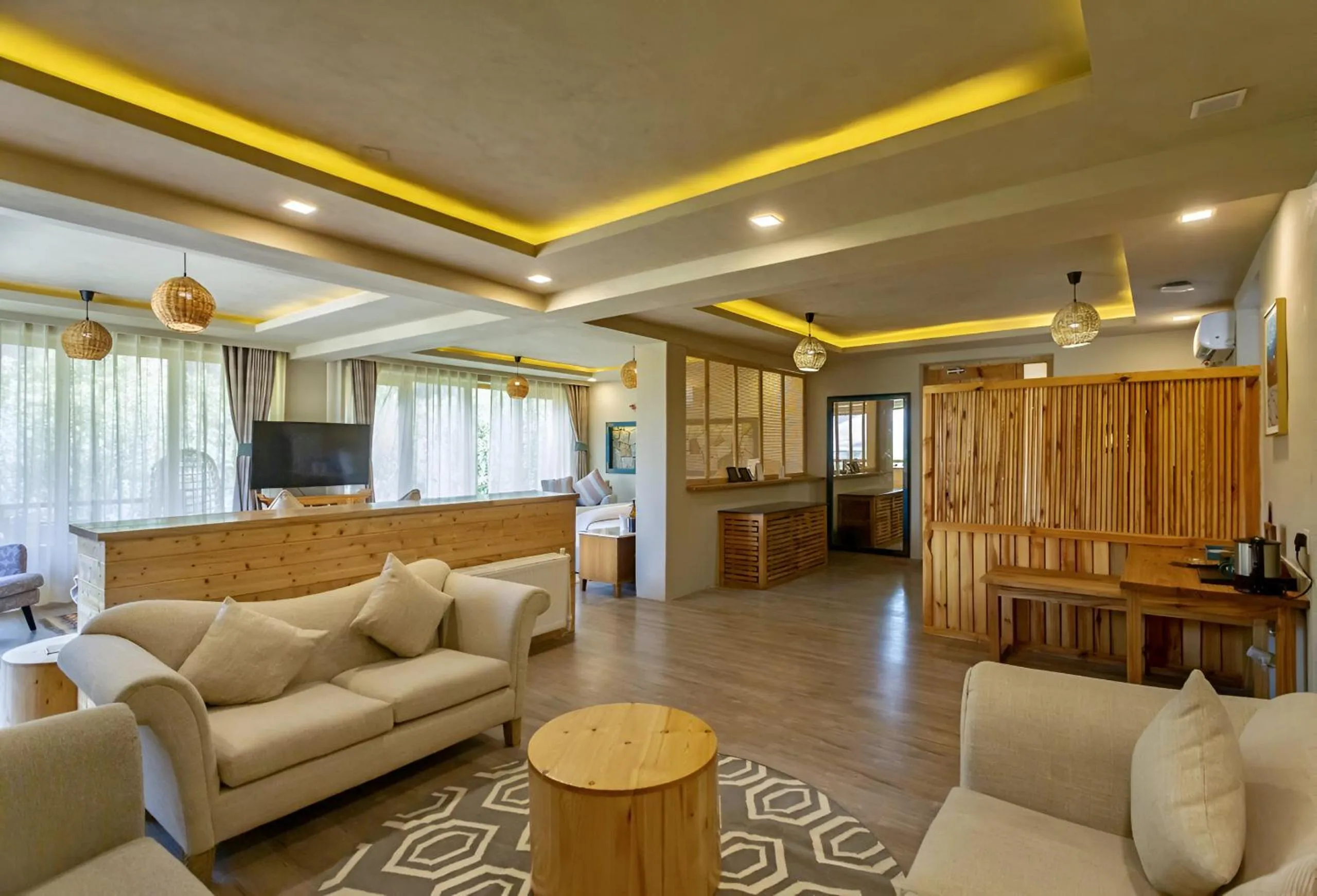 Living room in Stone Hedge Hotel