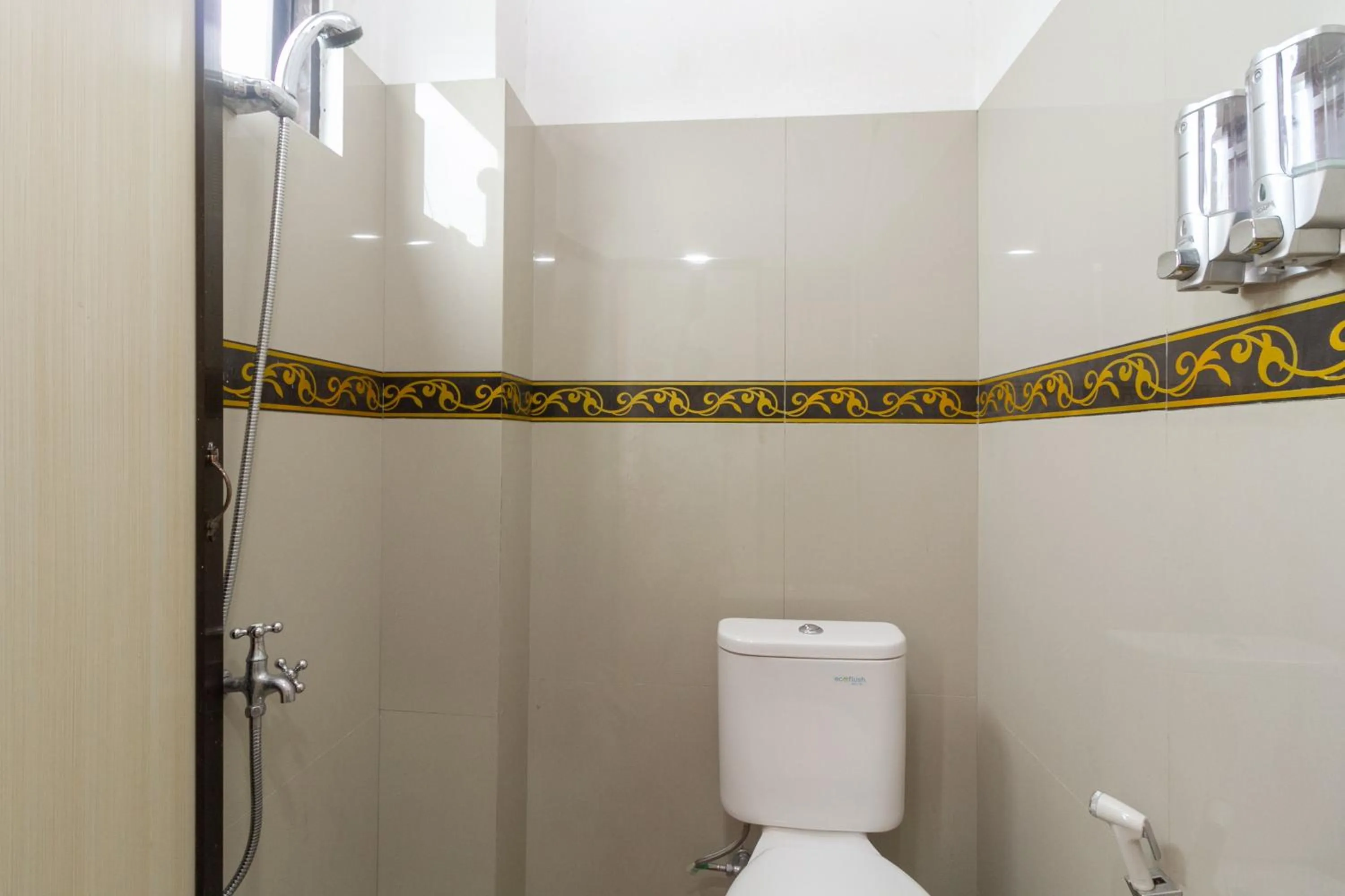 Bathroom in RedDoorz Syariah near RSU Suaka Insan Banjarmasin