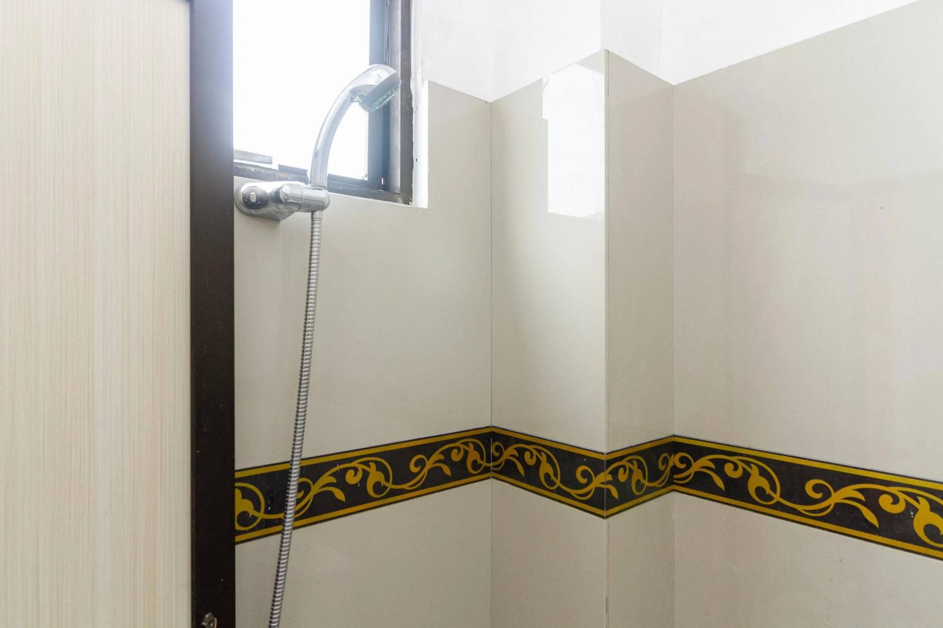 Bathroom in RedDoorz Syariah near RSU Suaka Insan Banjarmasin