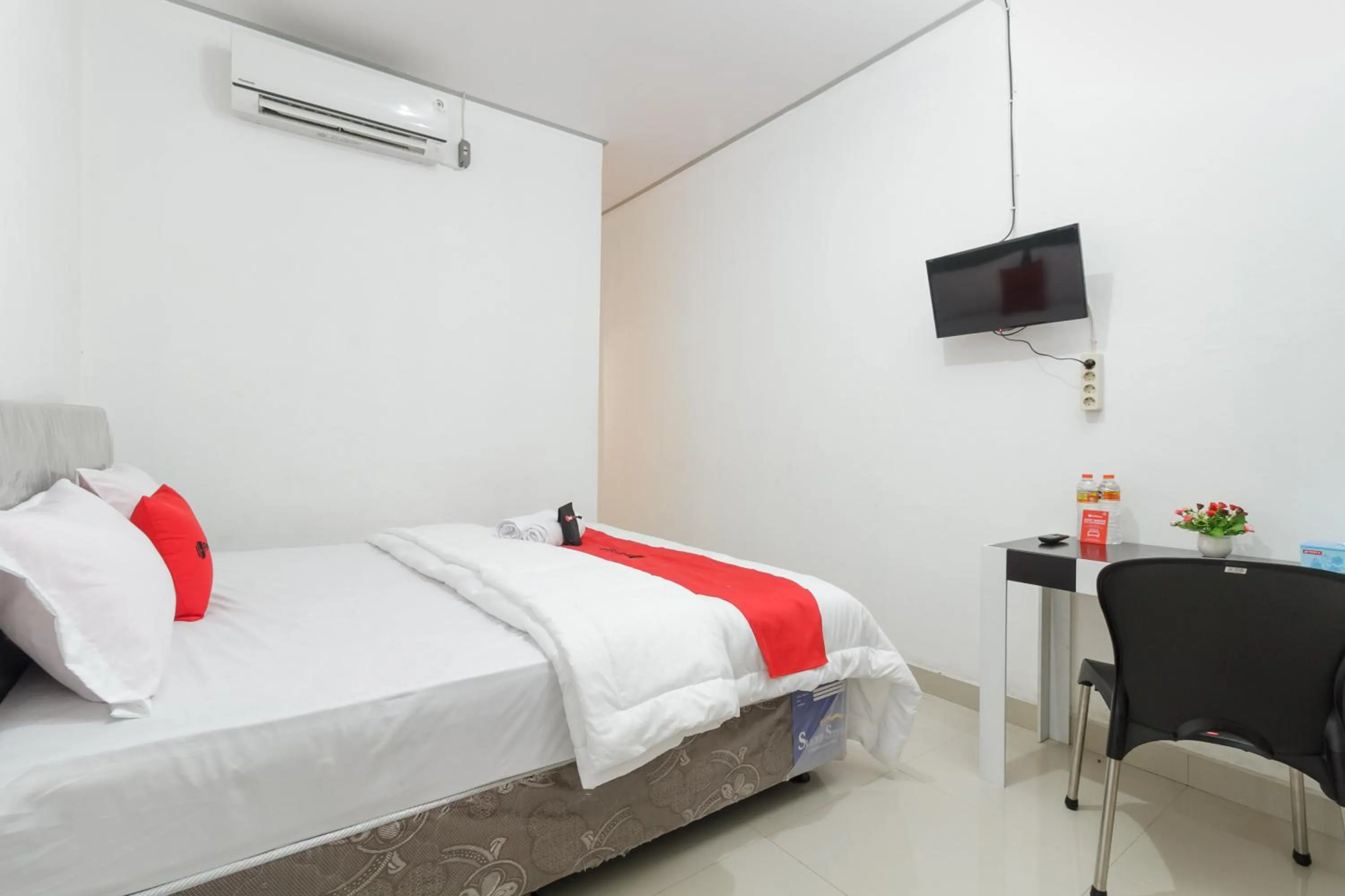 Bedroom, Bed in RedDoorz Syariah near RSU Suaka Insan Banjarmasin