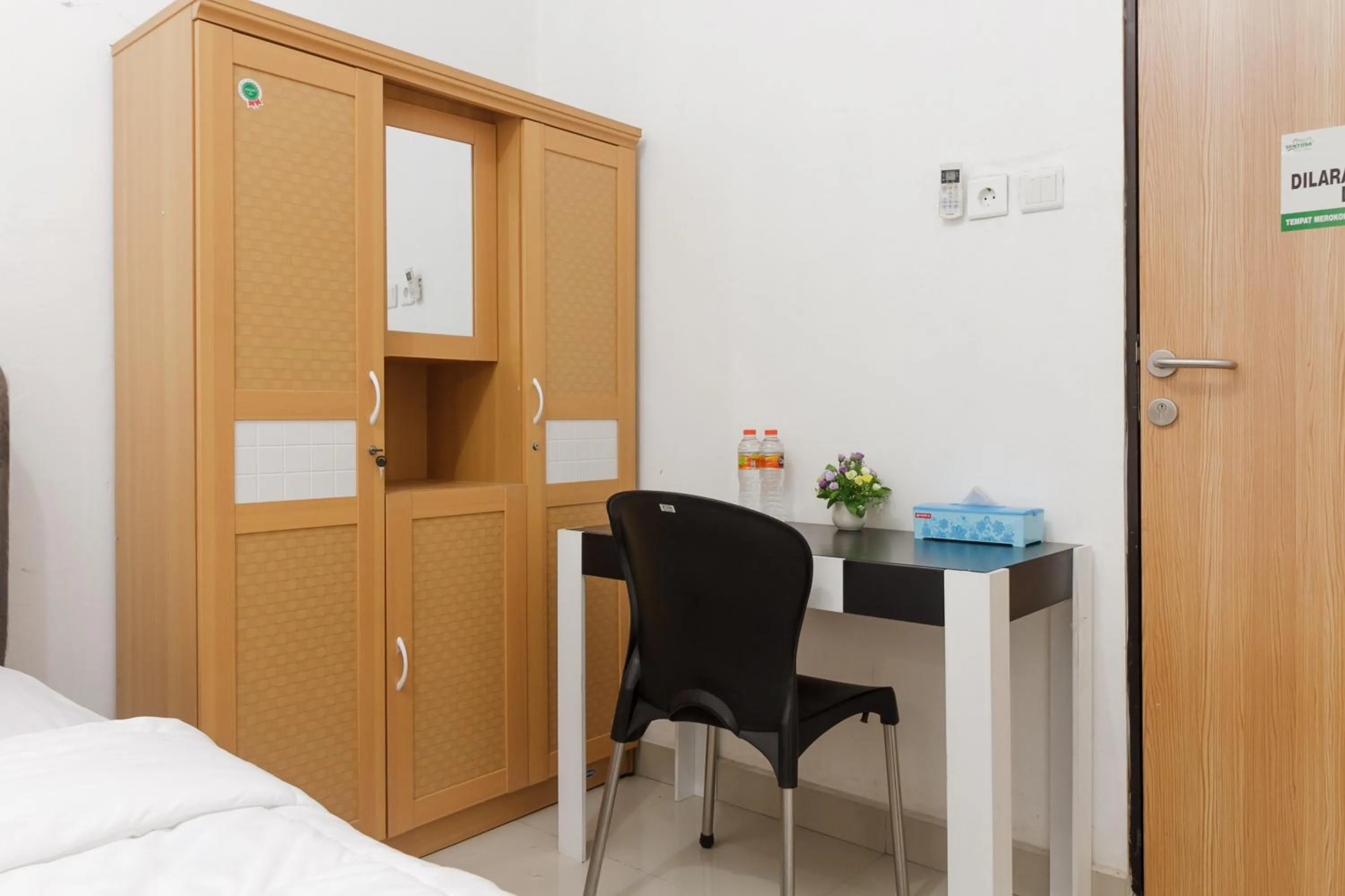 Bedroom, Bed in RedDoorz Syariah near RSU Suaka Insan Banjarmasin