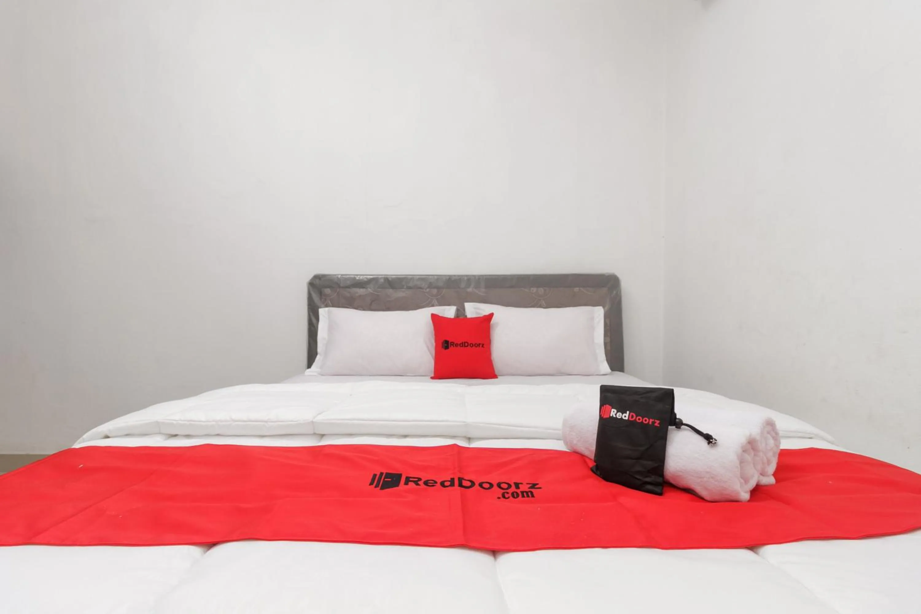 Bedroom, Bed in RedDoorz Syariah near RSU Suaka Insan Banjarmasin