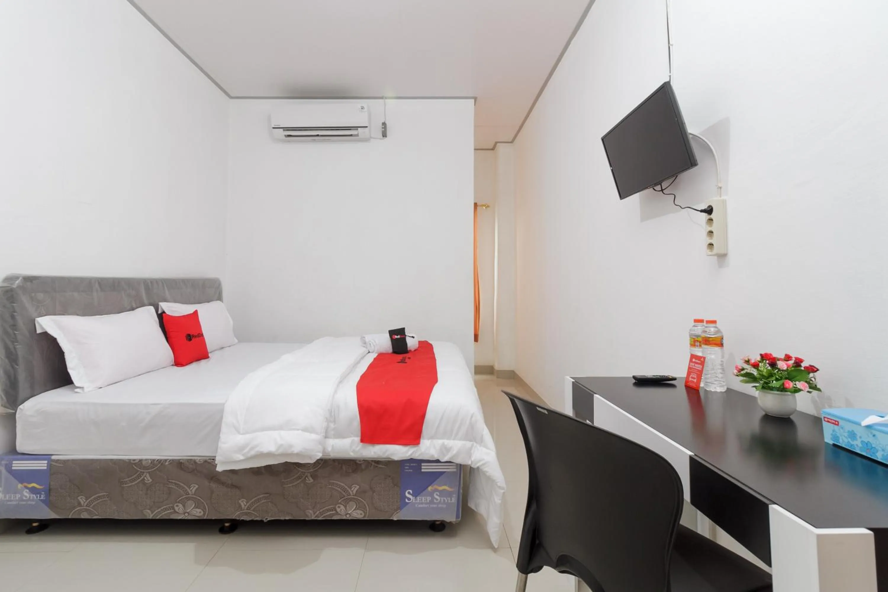 Bedroom, Bed in RedDoorz Syariah near RSU Suaka Insan Banjarmasin