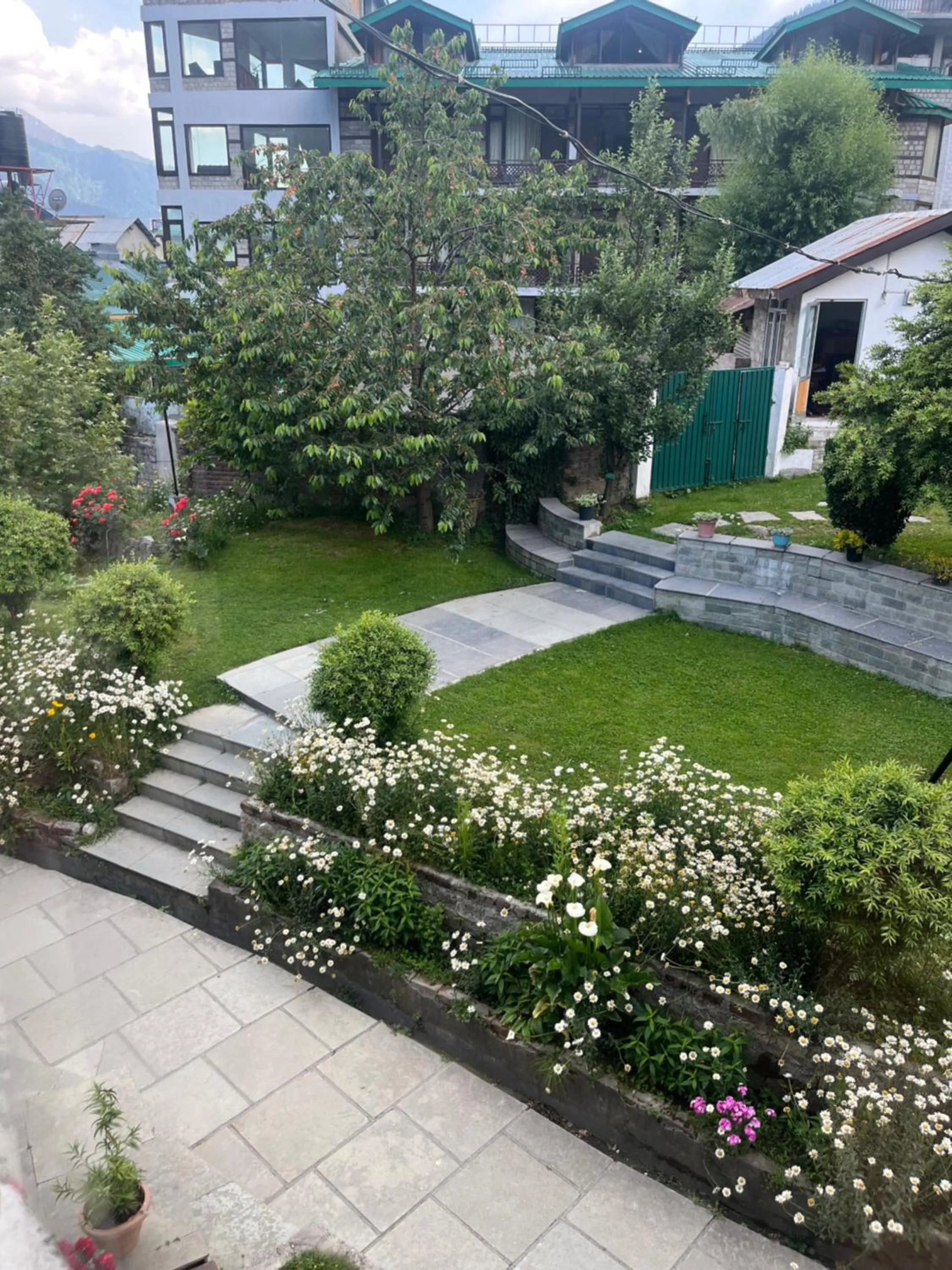 Garden in Tourist Hotel 10 minutes walking distance from the mall