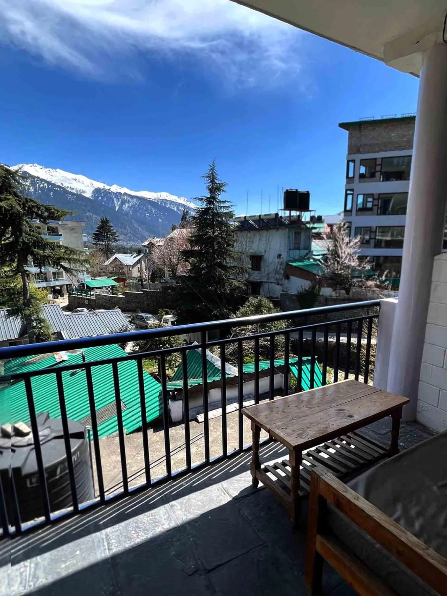 Mountain view in Tourist Hotel 10 minutes walking distance from the mall