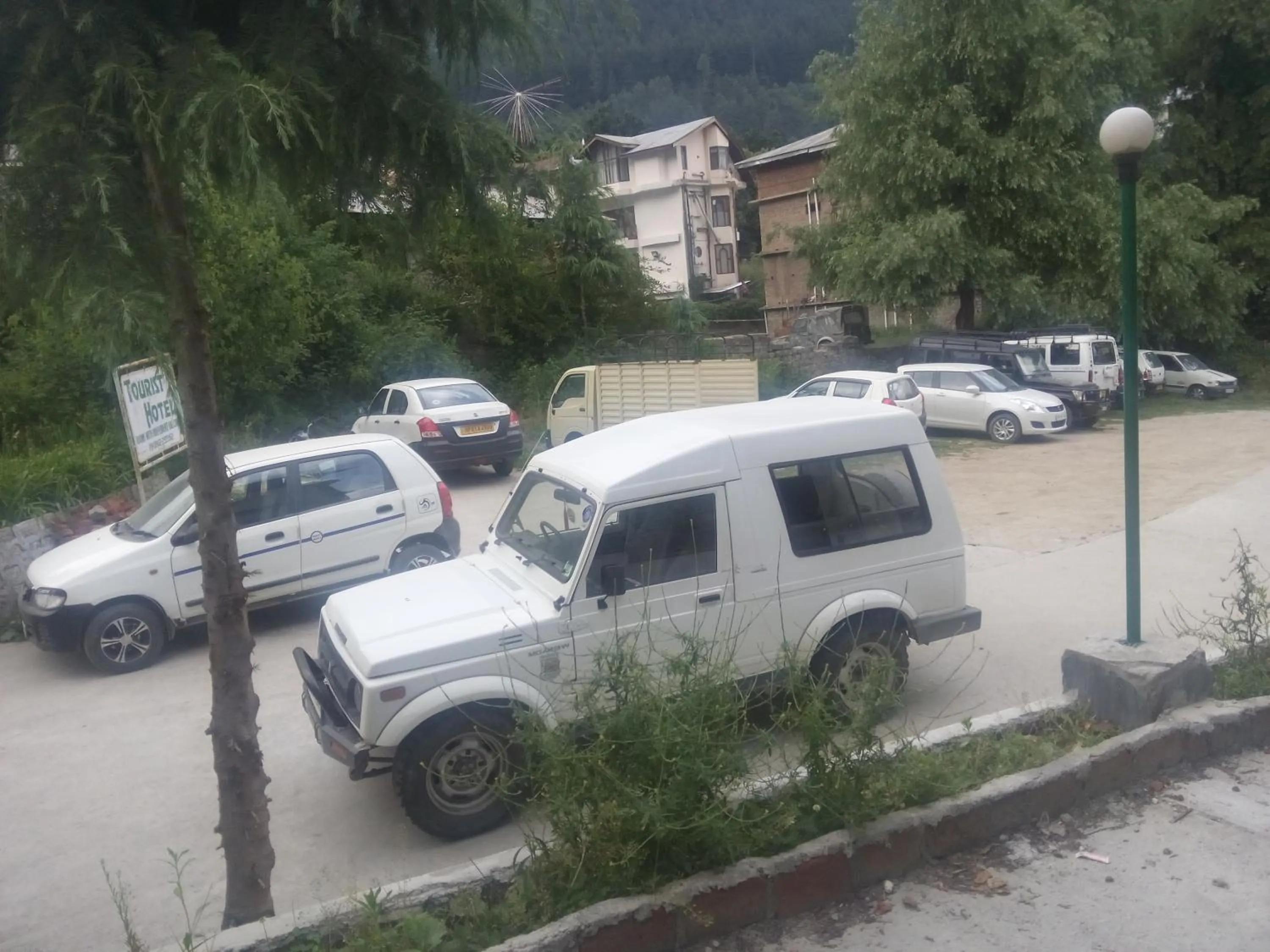 Parking in Tourist Hotel 10 minutes walking distance from the mall