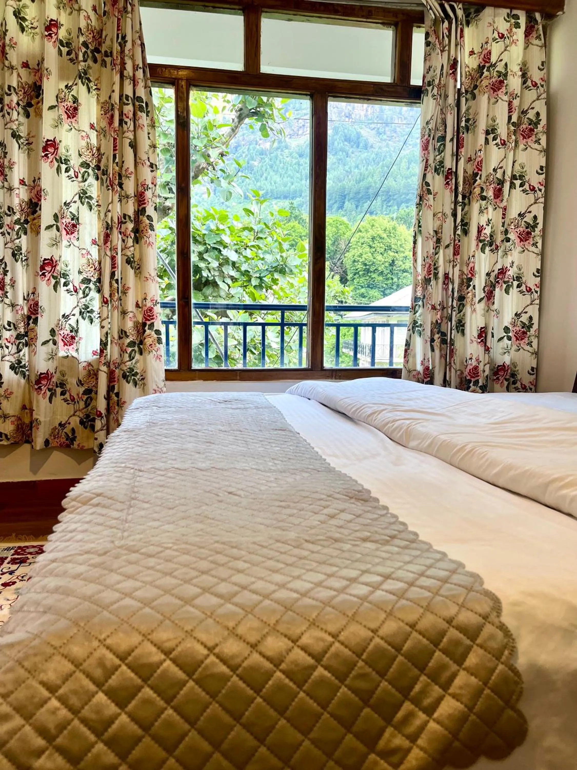 Bed in Tourist Hotel 10 minutes walking distance from the mall