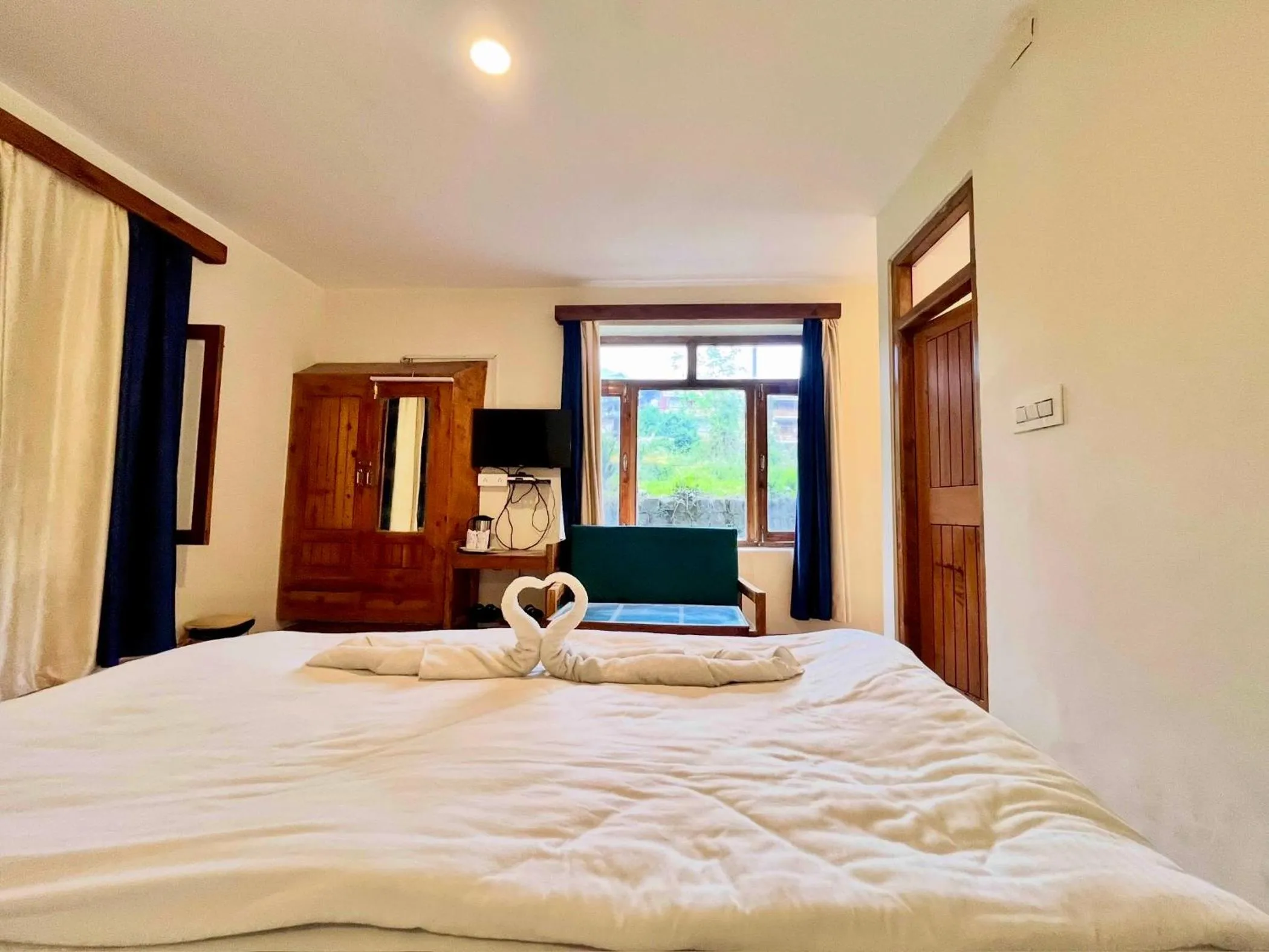 Bed in Tourist Hotel 10 minutes walking distance from the mall