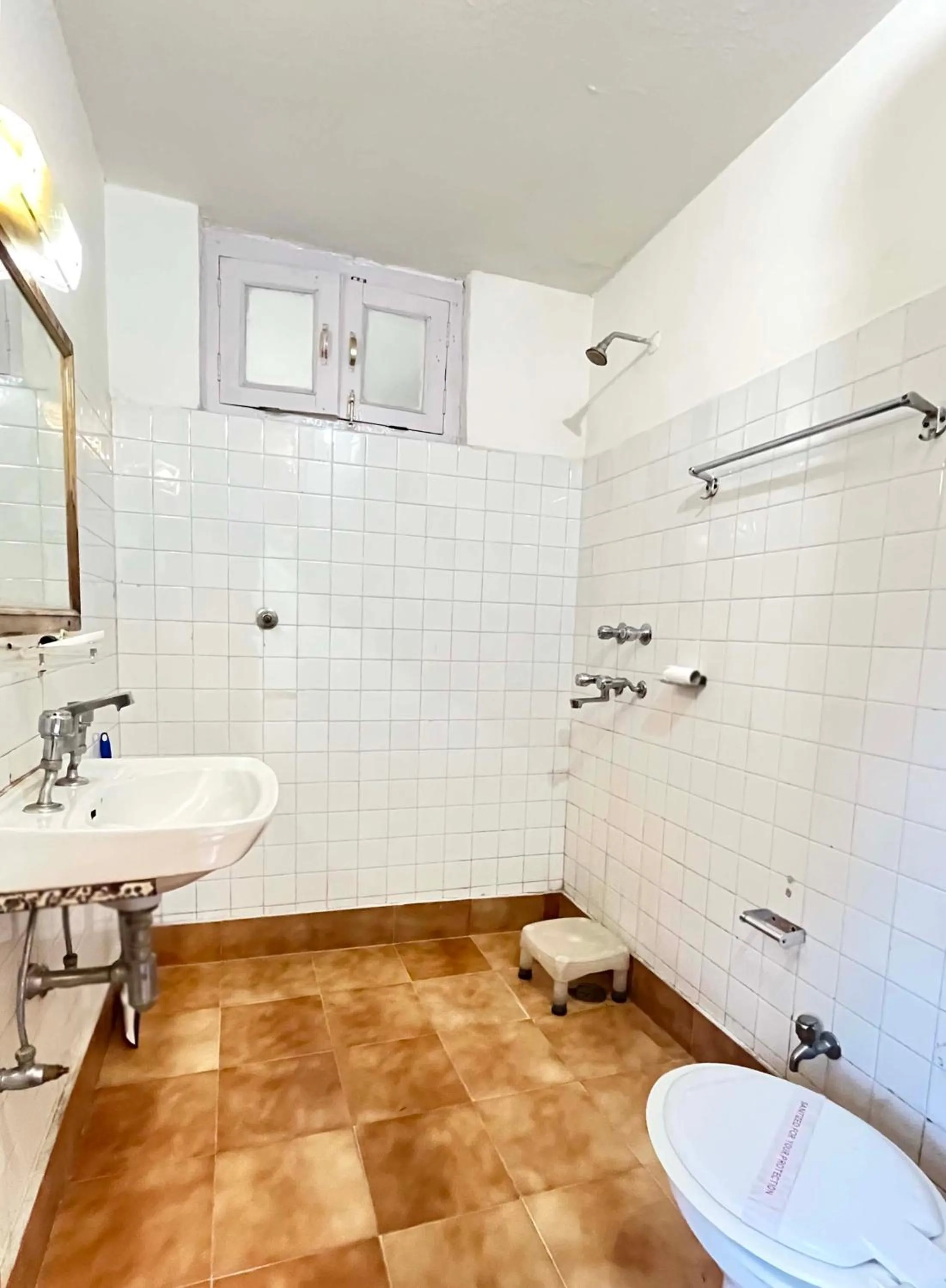 Bathroom in Tourist Hotel 10 minutes walking distance from the mall