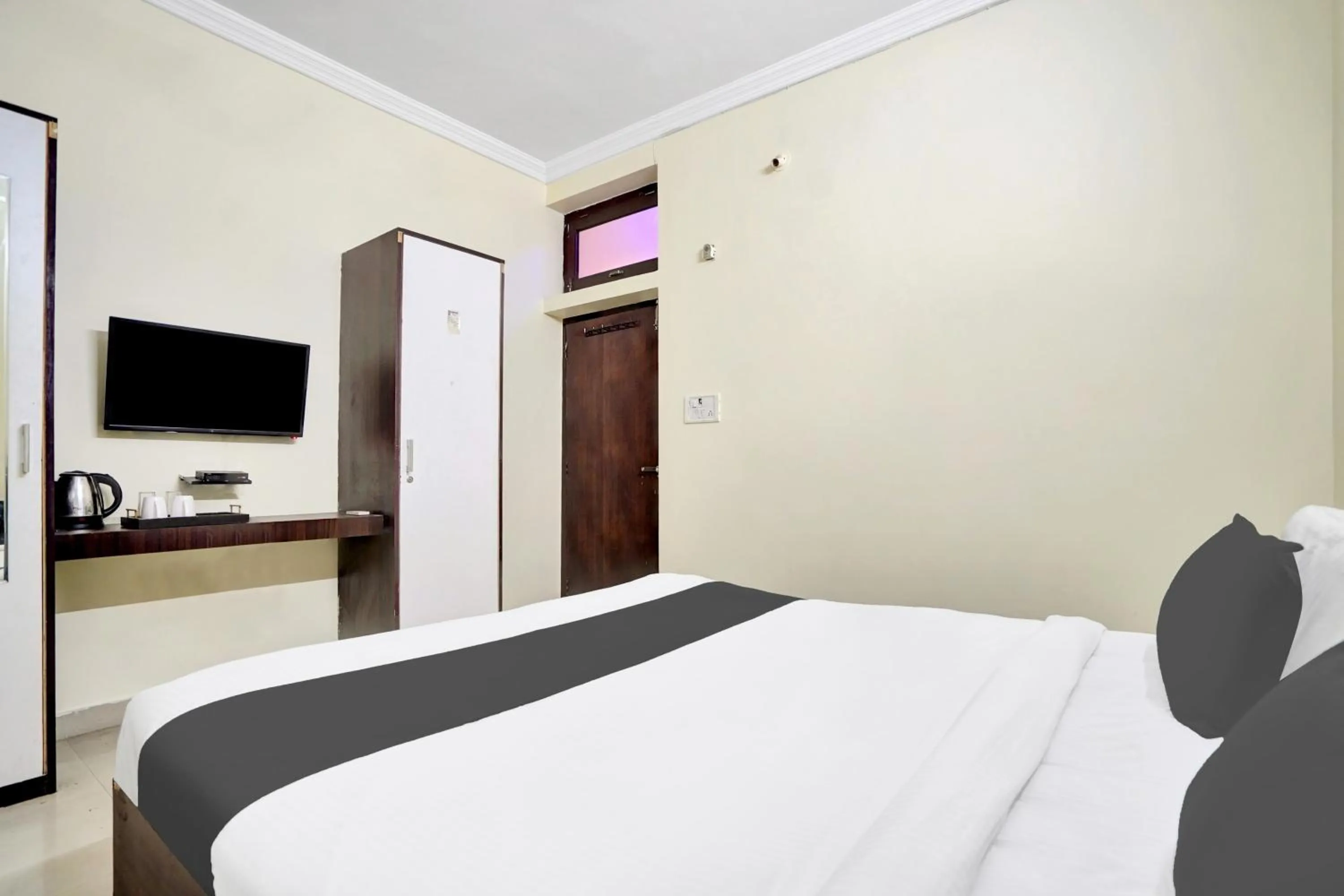 Bedroom, Bed in Super Hotel O Mani Bhai Patel