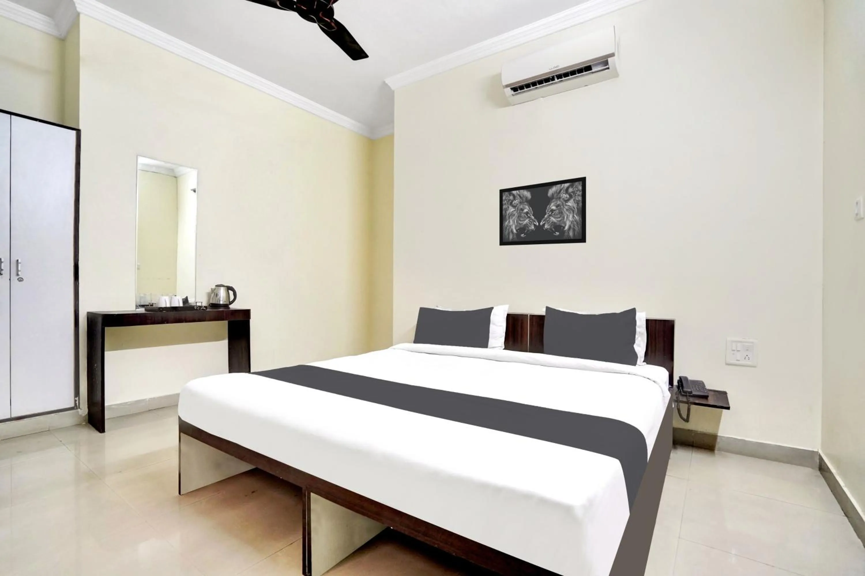 Bedroom, Bed in Super Hotel O Mani Bhai Patel