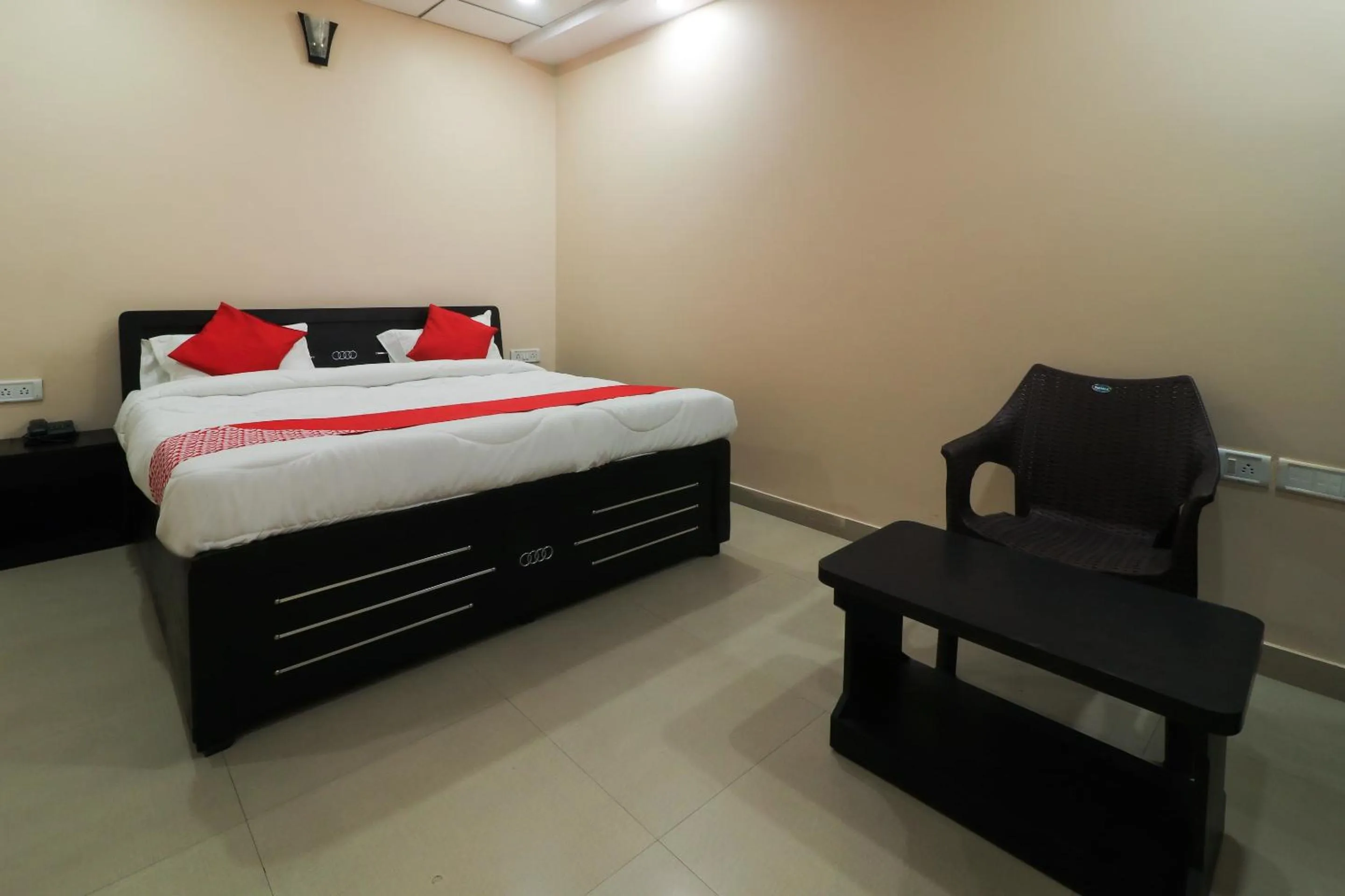 Facade/entrance, Bed in Hotel O Focus Elite