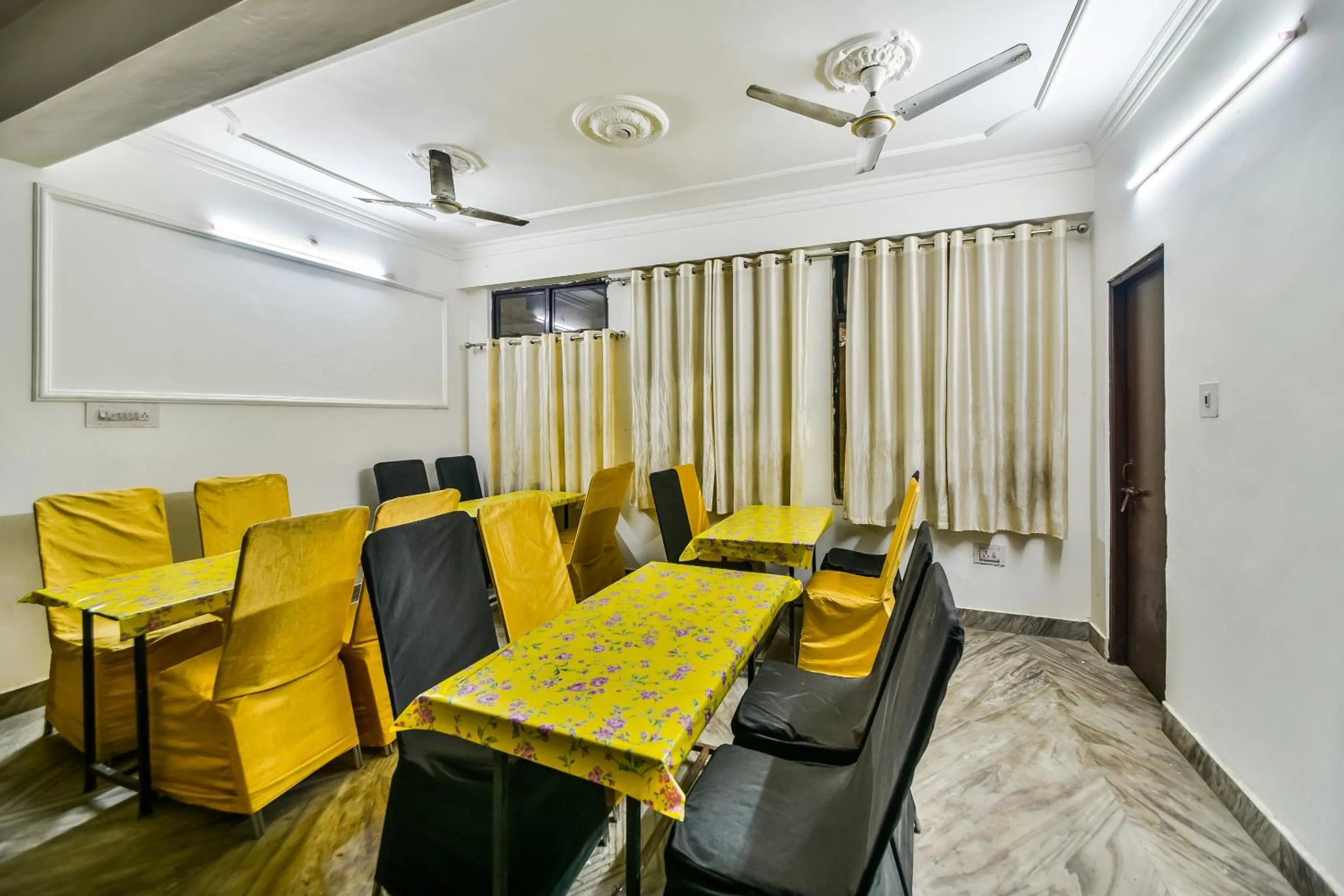 Restaurant/places to eat in Hotel O Tirupati Residency Kota Airport
