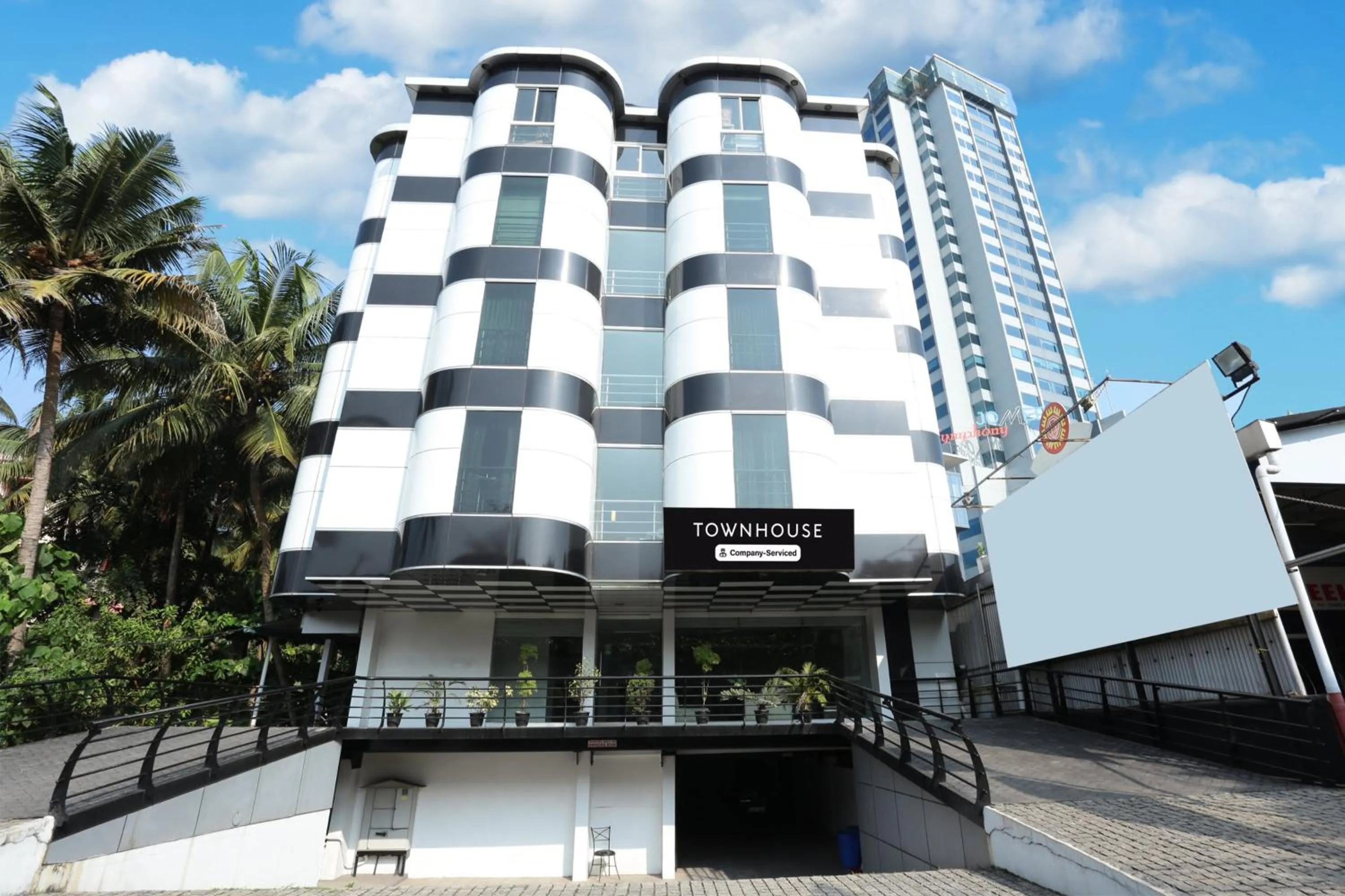 Facade/entrance in Super Townhouse Malabar Illam