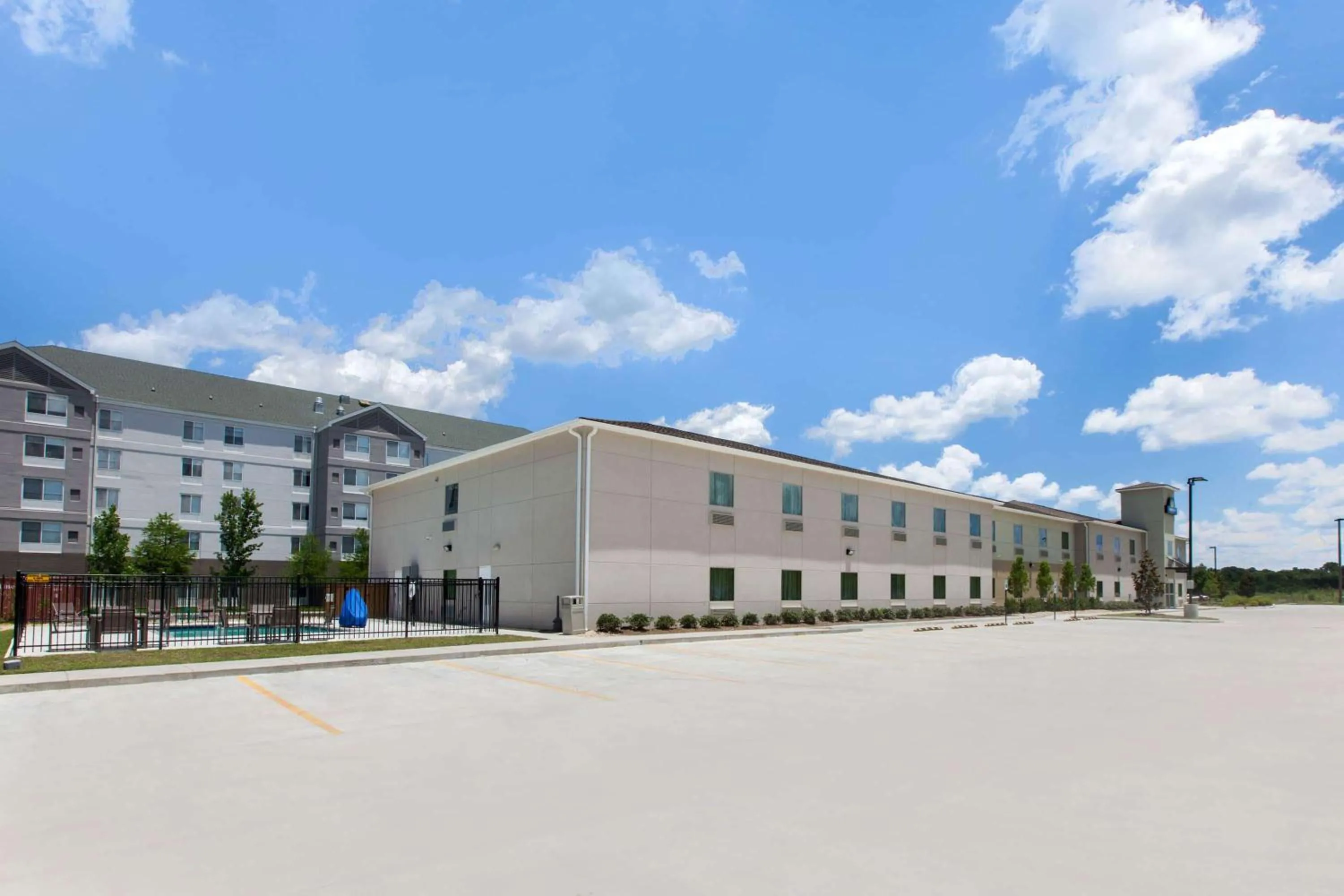 Property building in Days Inn by Wyndham Baton Rouge Airport