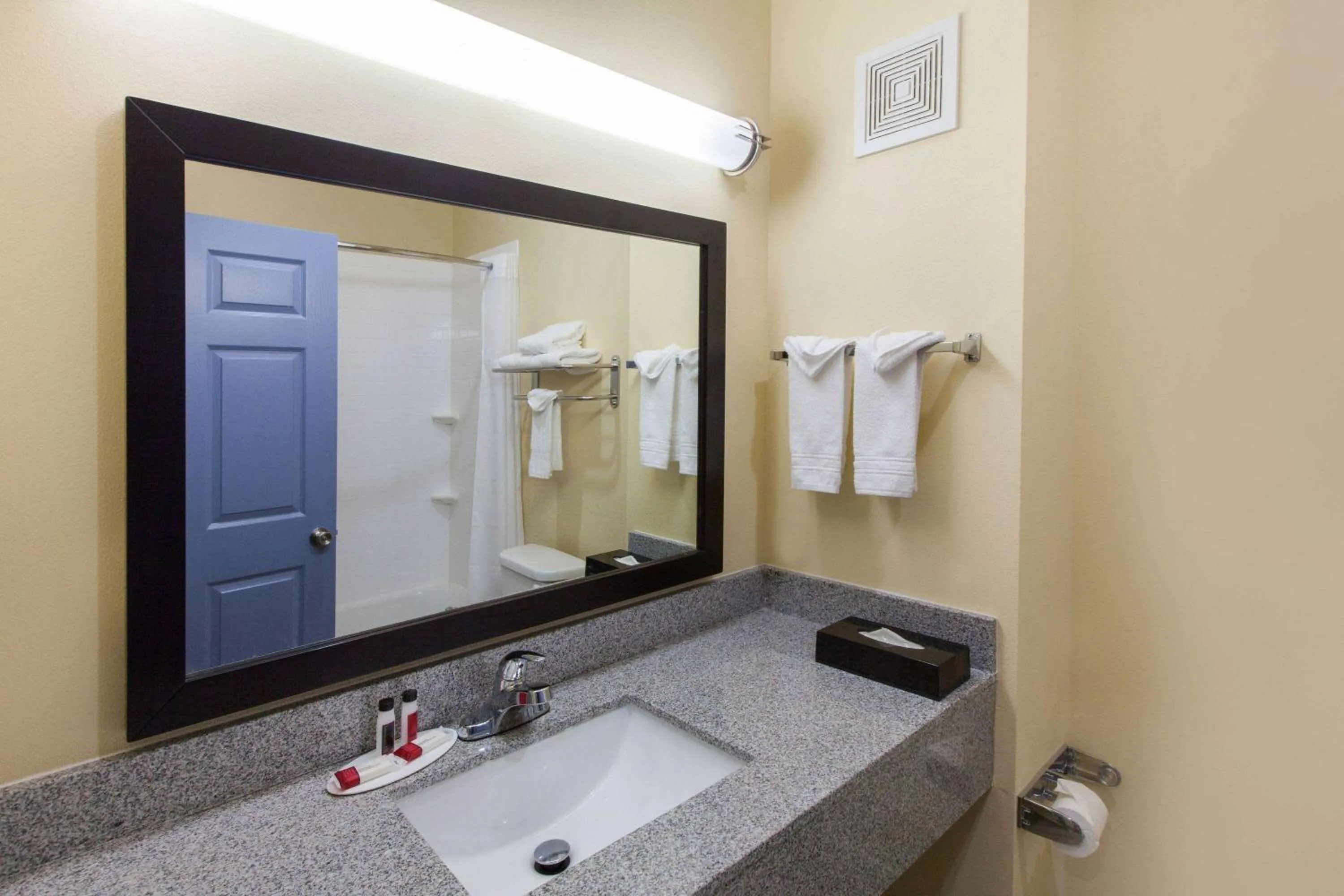 Bathroom in Days Inn by Wyndham Baton Rouge Airport