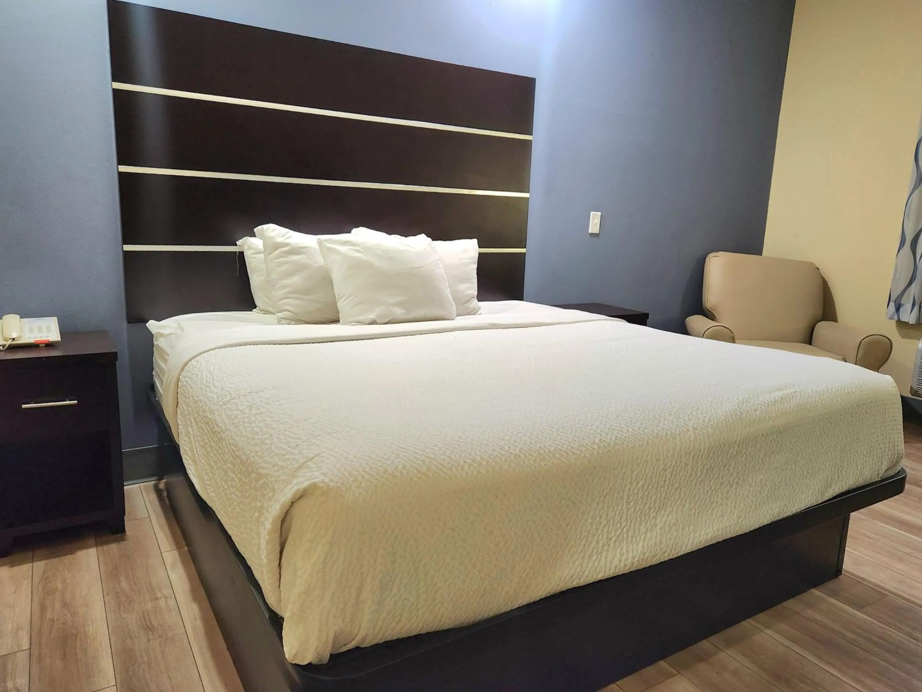 Bedroom, Bed in Days Inn by Wyndham Baton Rouge Airport