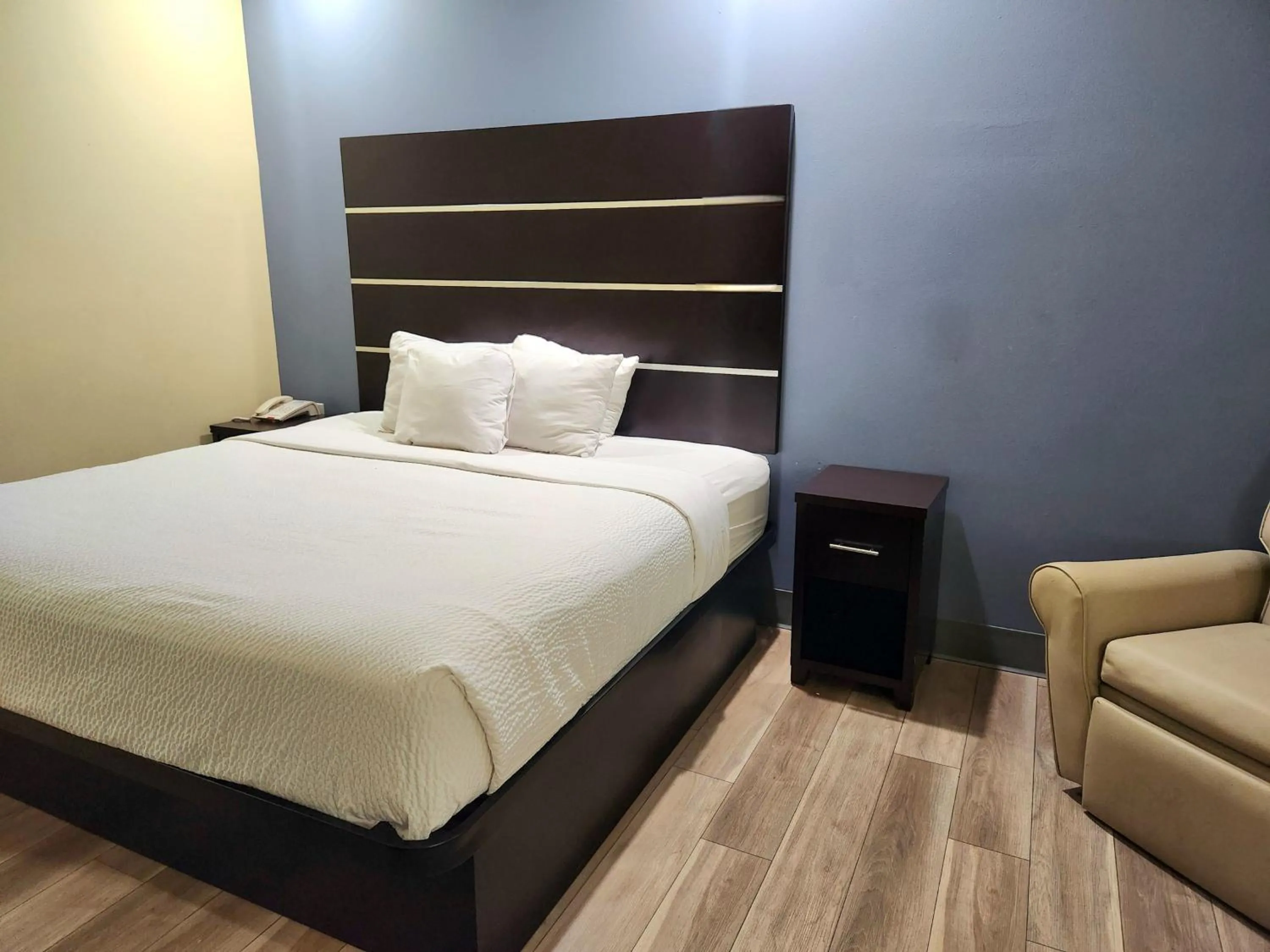 Bedroom, Bed in Days Inn by Wyndham Baton Rouge Airport