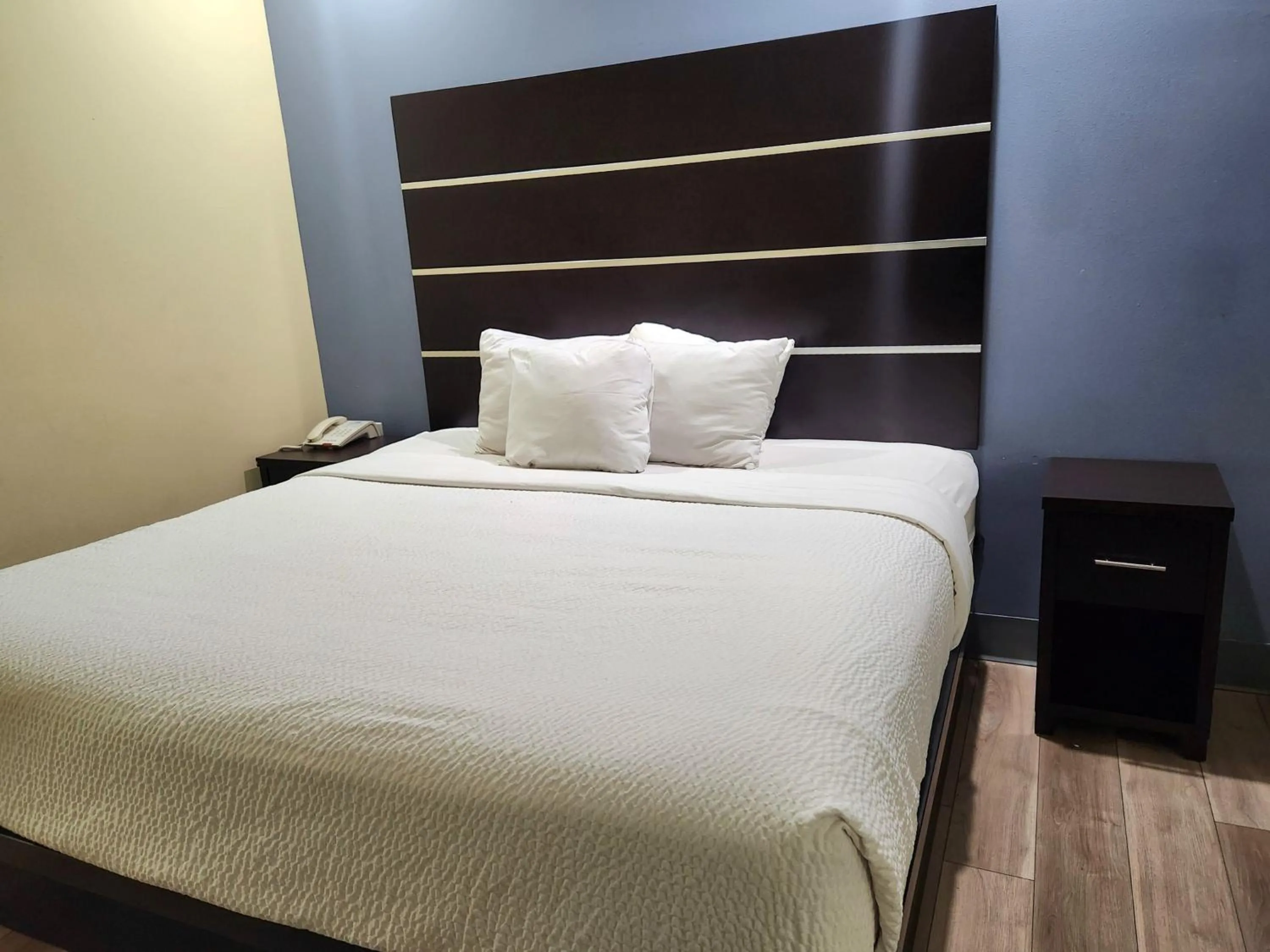 Bedroom, Bed in Days Inn by Wyndham Baton Rouge Airport