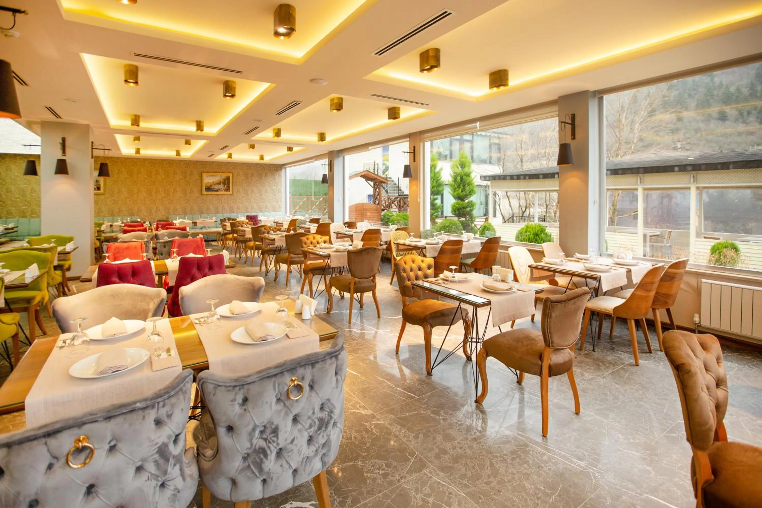 Restaurant/places to eat in Jolnar garden hotel