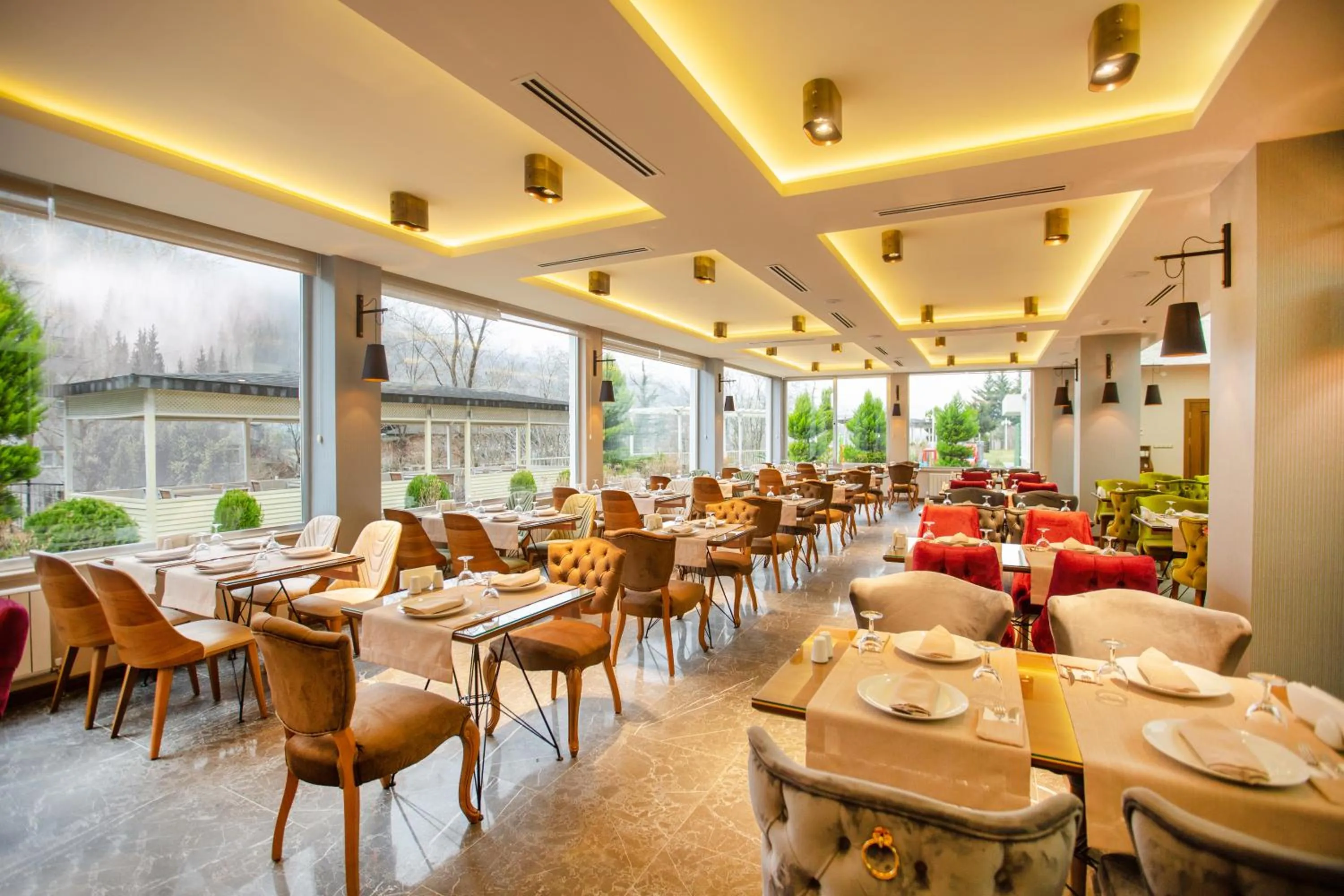 Restaurant/places to eat in Jolnar garden hotel