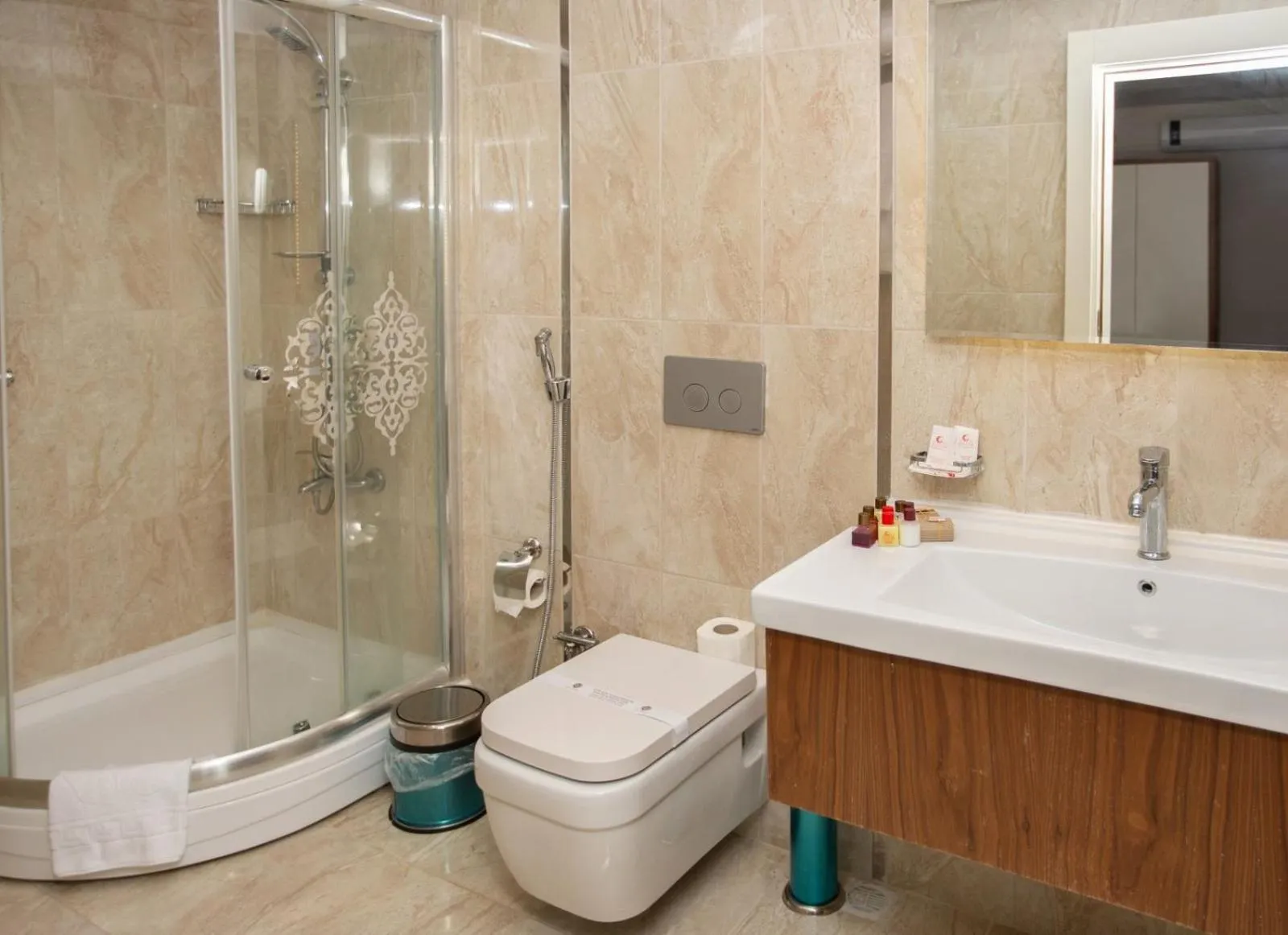 Toilet in Jolnar garden hotel