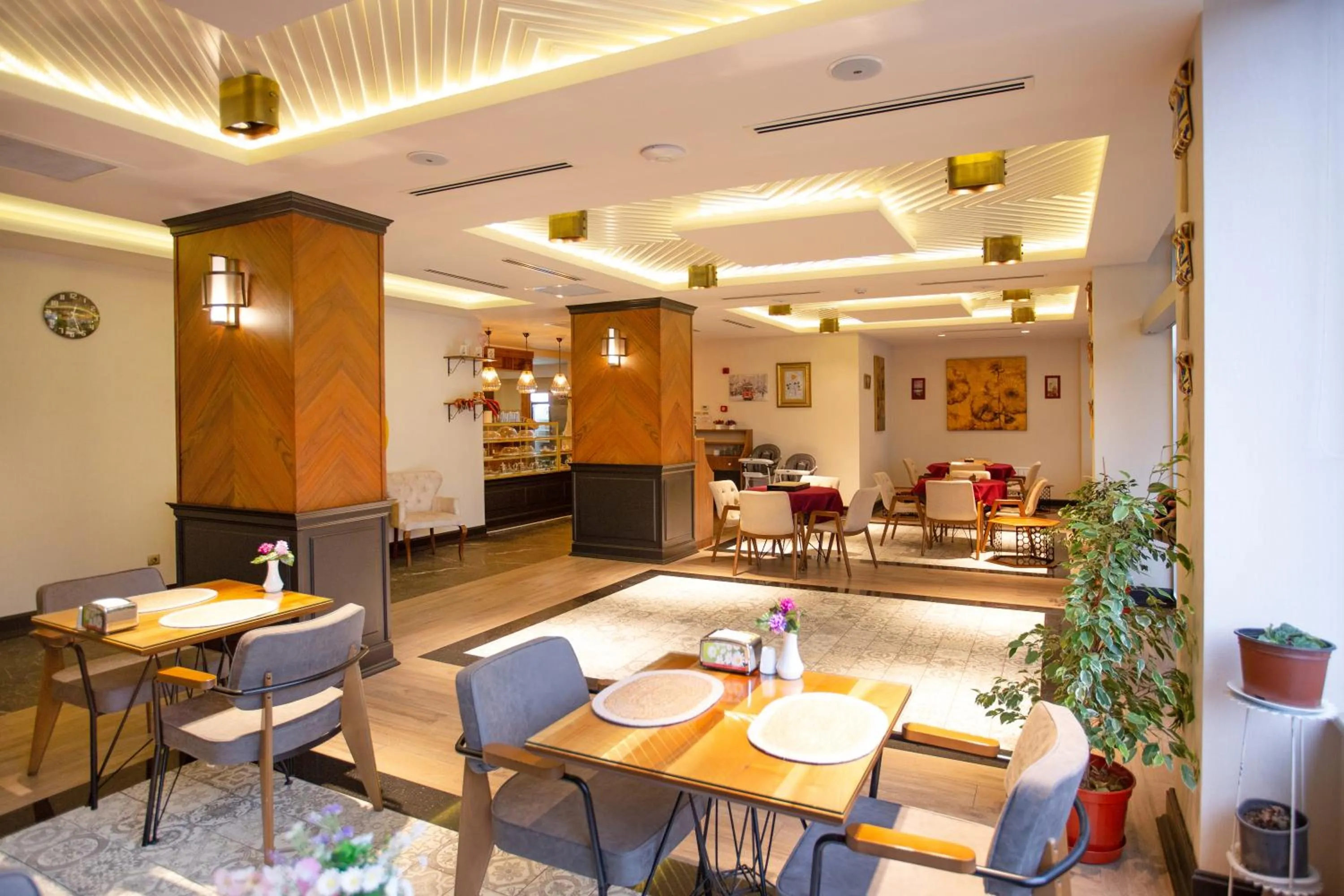 Restaurant/places to eat in Jolnar garden hotel