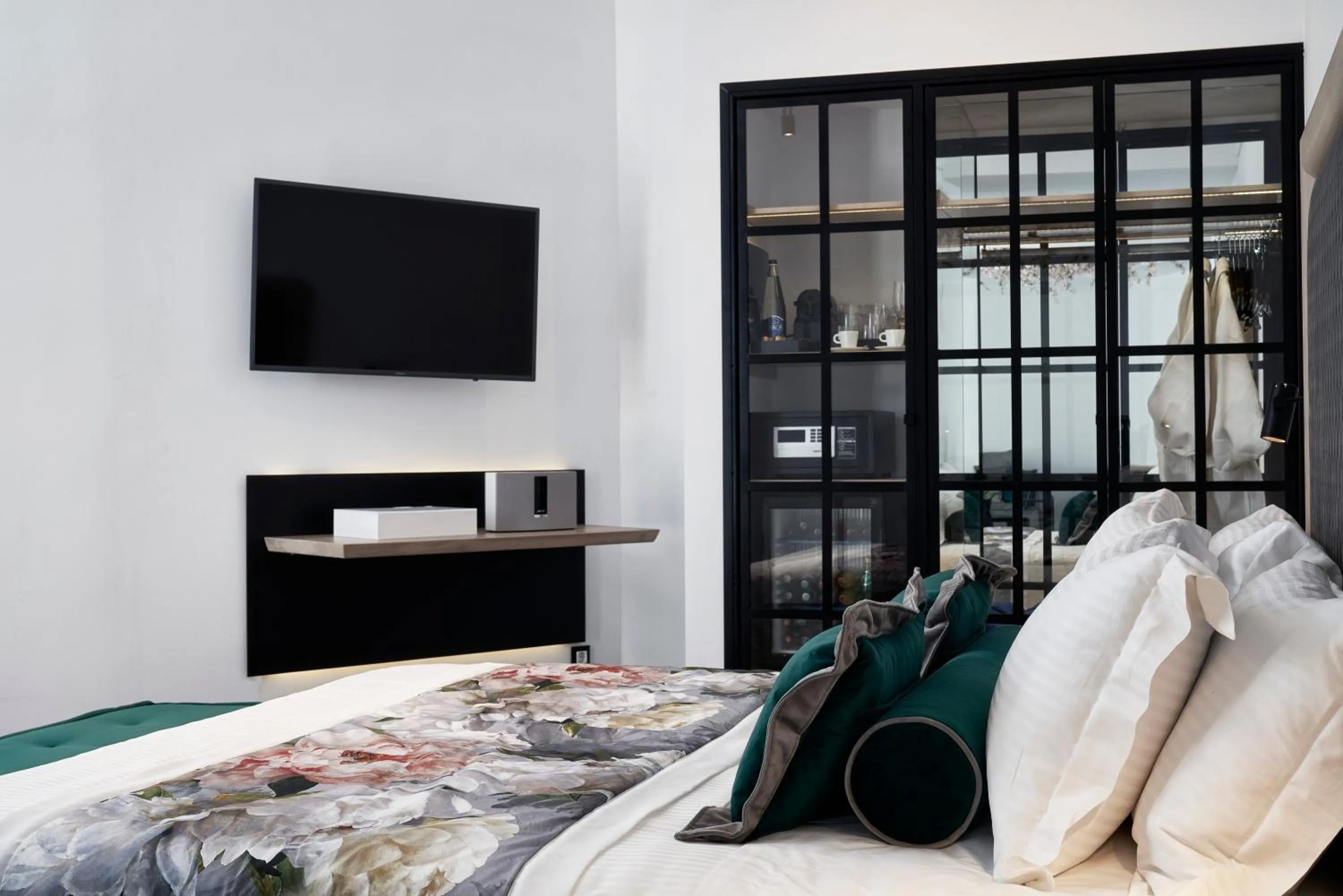 Bedroom, Bed in Katikies Garden Santorini - The Leading Hotels Of The World